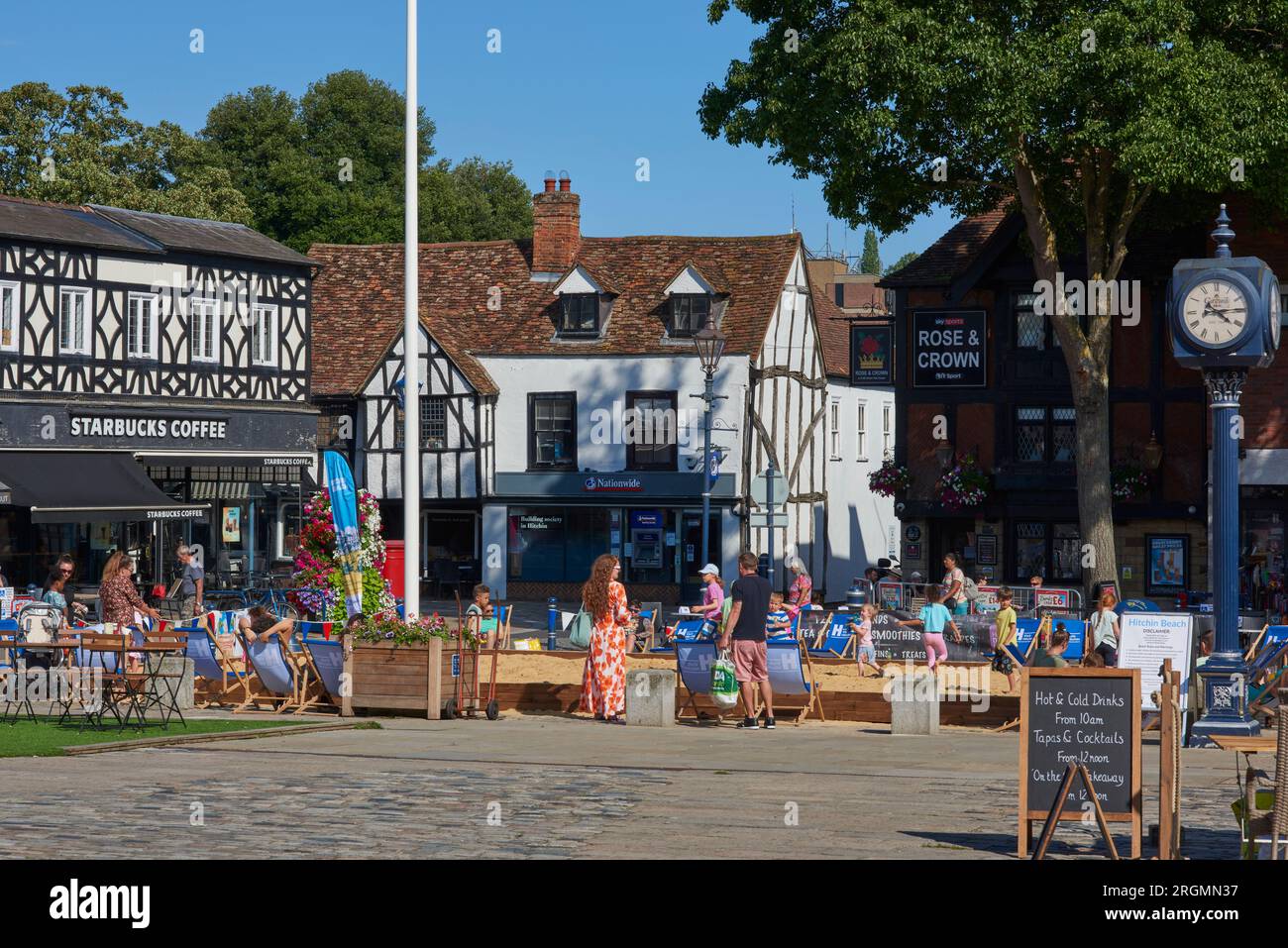 Market Place in Hitchin, Hertfordshire, Großbritannien, im Sommer Stockfoto