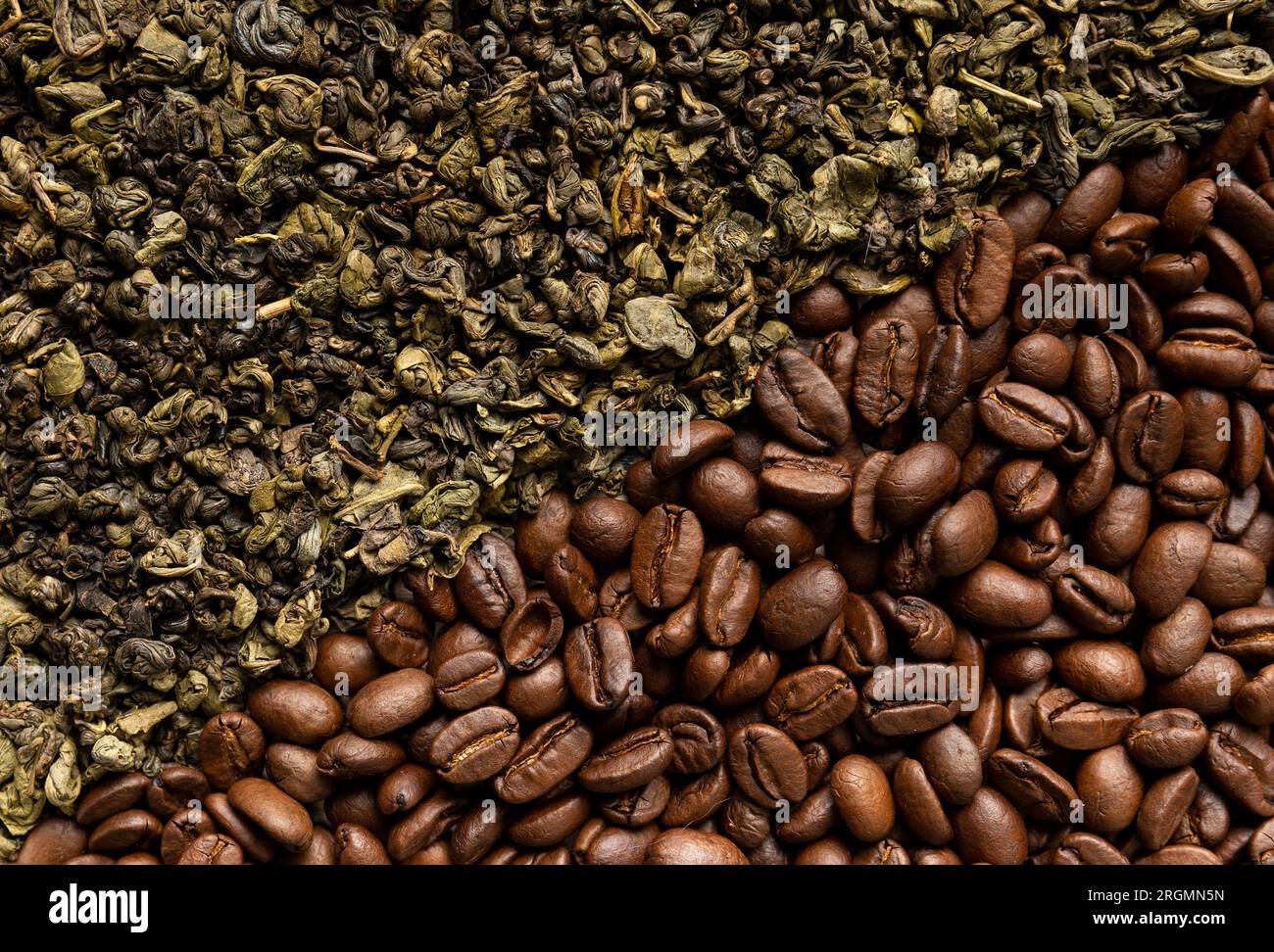 Hintergrund von trockenen grünen Teeblättern und gerösteten Kaffeebohnen mit Platz für Text. Stockfoto