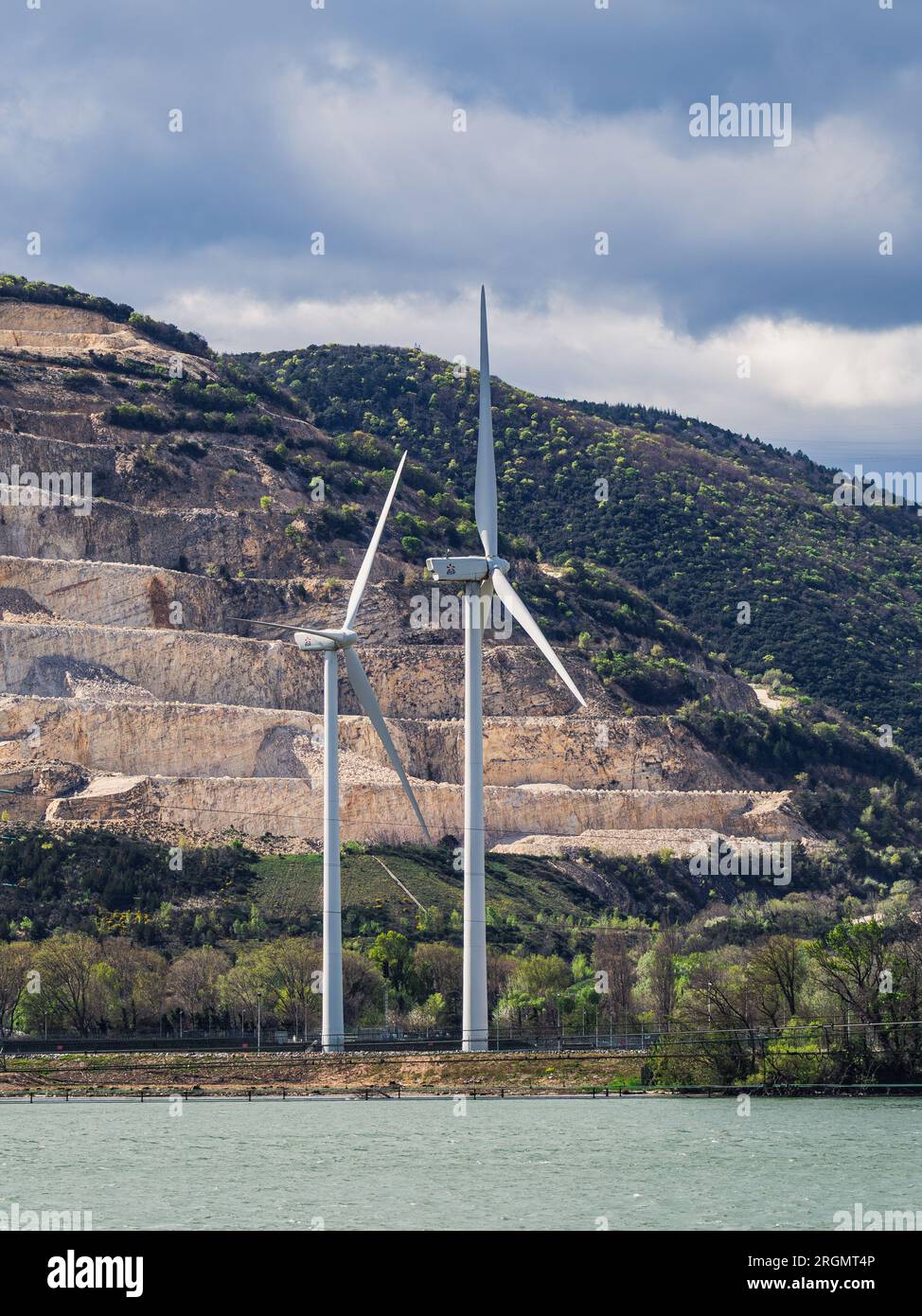 Cruas, Frankreich - 4. April 2023: Windpark neben dem Kernkraftwerk in Cruas, Frankreich Stockfoto