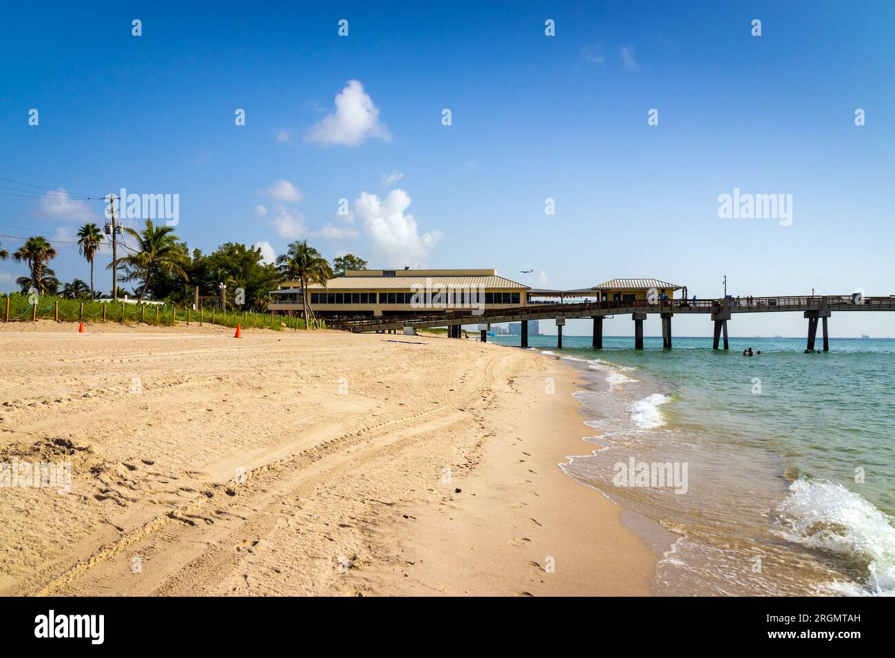 DANIA BEACH, FLORIDA, USA - 24 2023. JULI Blick auf das Quarter Deck Gebäude am Pier und am Strand Stockfoto