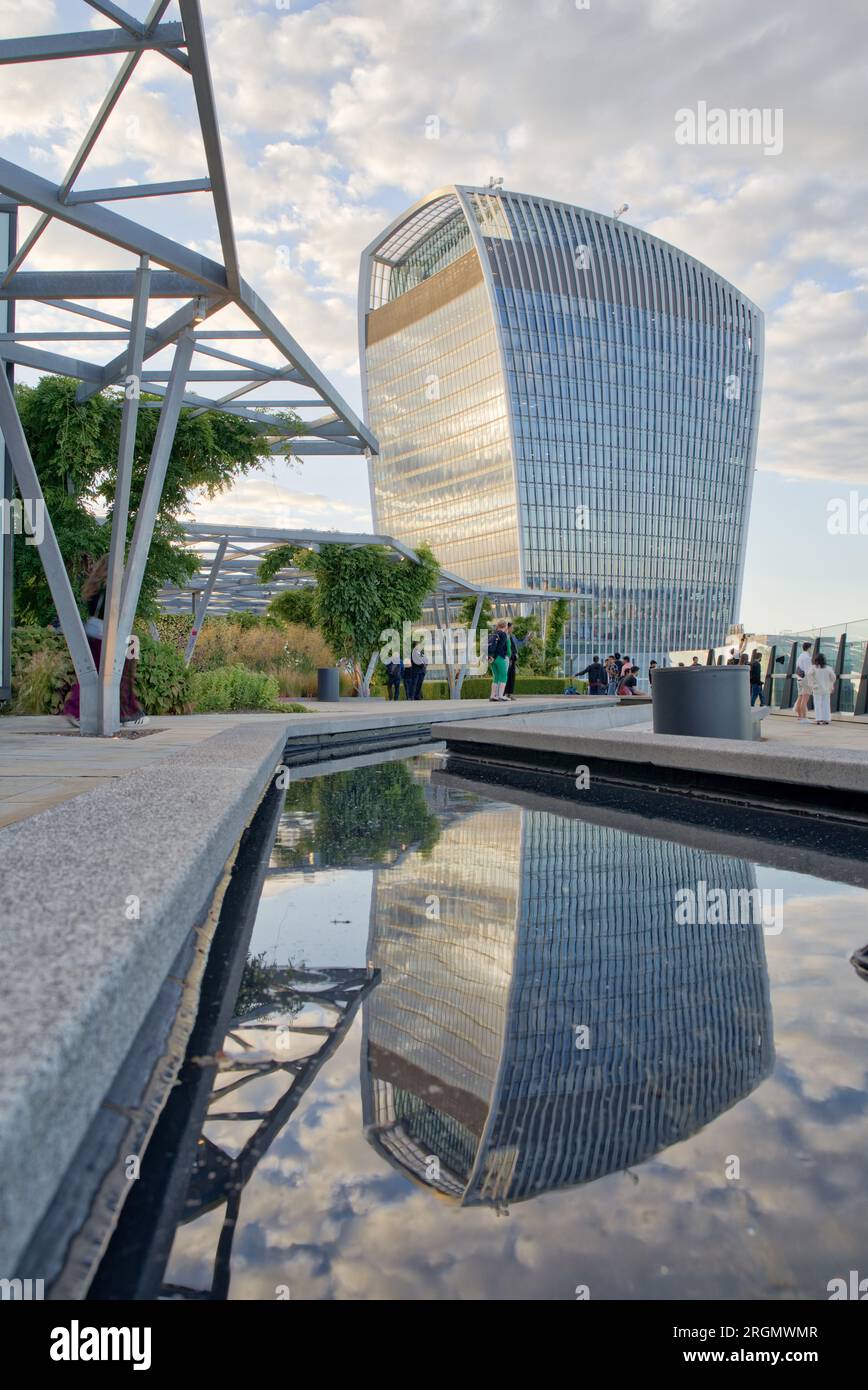 Gherkin-Wolkenkratzer und seine Reflexion an einem bewölkten Tag in London UK Stockfoto