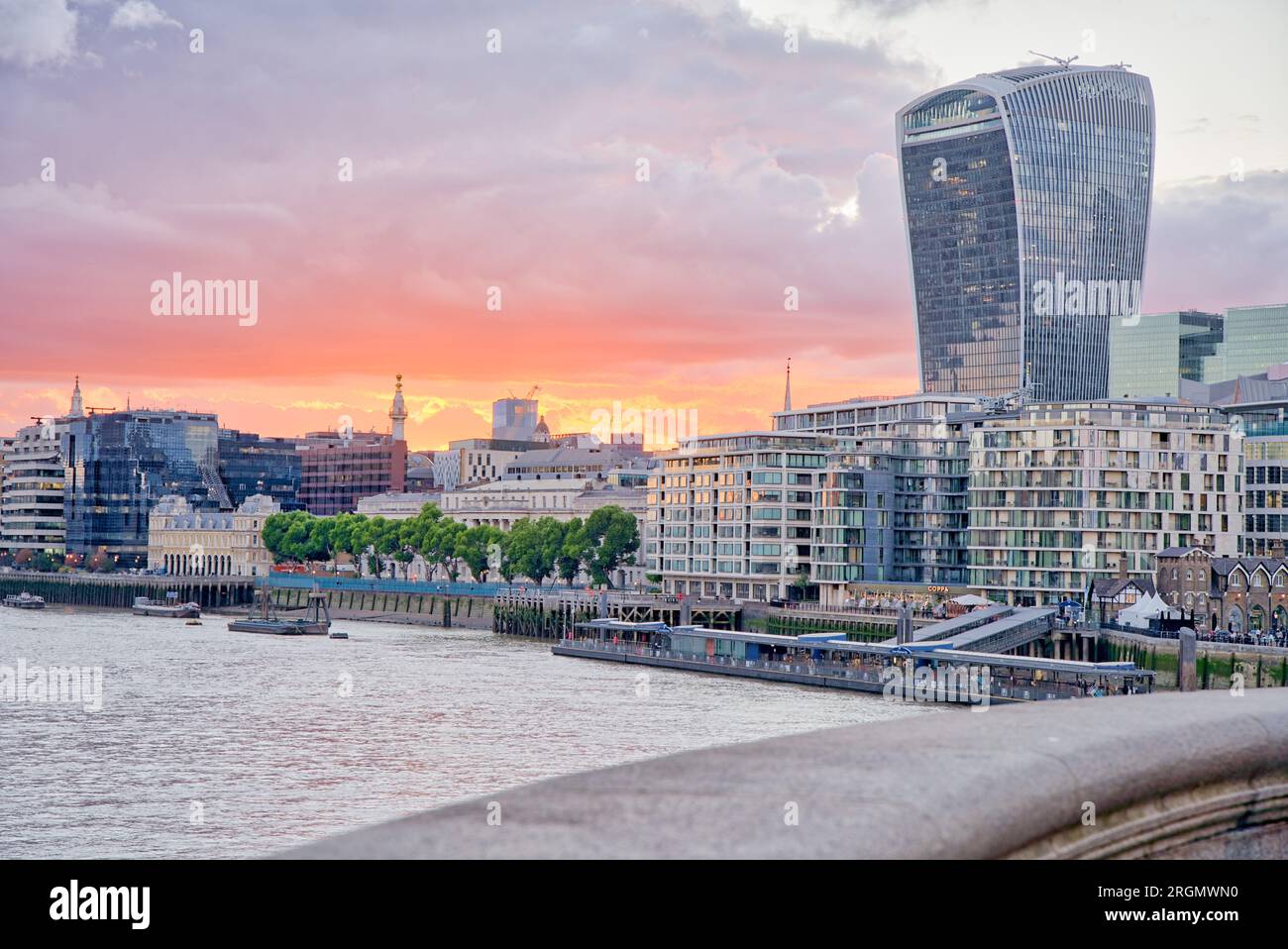 Brennender Himmel bei Sonnenuntergang über der Stadt London, Sky Scrapper Walkie-Talkie, neben der Themse England UK Stockfoto