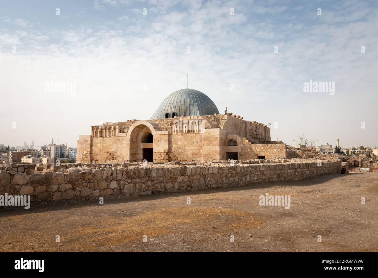 Amman Zitadelle mit restaurierter gewölbter Eingangskammer des Palastes Umayyad, bekannt als Monumental Gateway, Jordanien vor blauem Himmel mit Wolken Stockfoto
