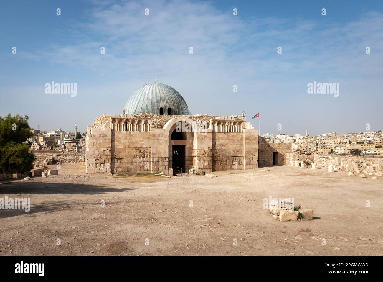 Amman Zitadelle mit restaurierter gewölbter Eingangskammer des Palastes Umayyad, bekannt als Monumental Gateway, Jordanien vor blauem Himmel mit Wolken Stockfoto