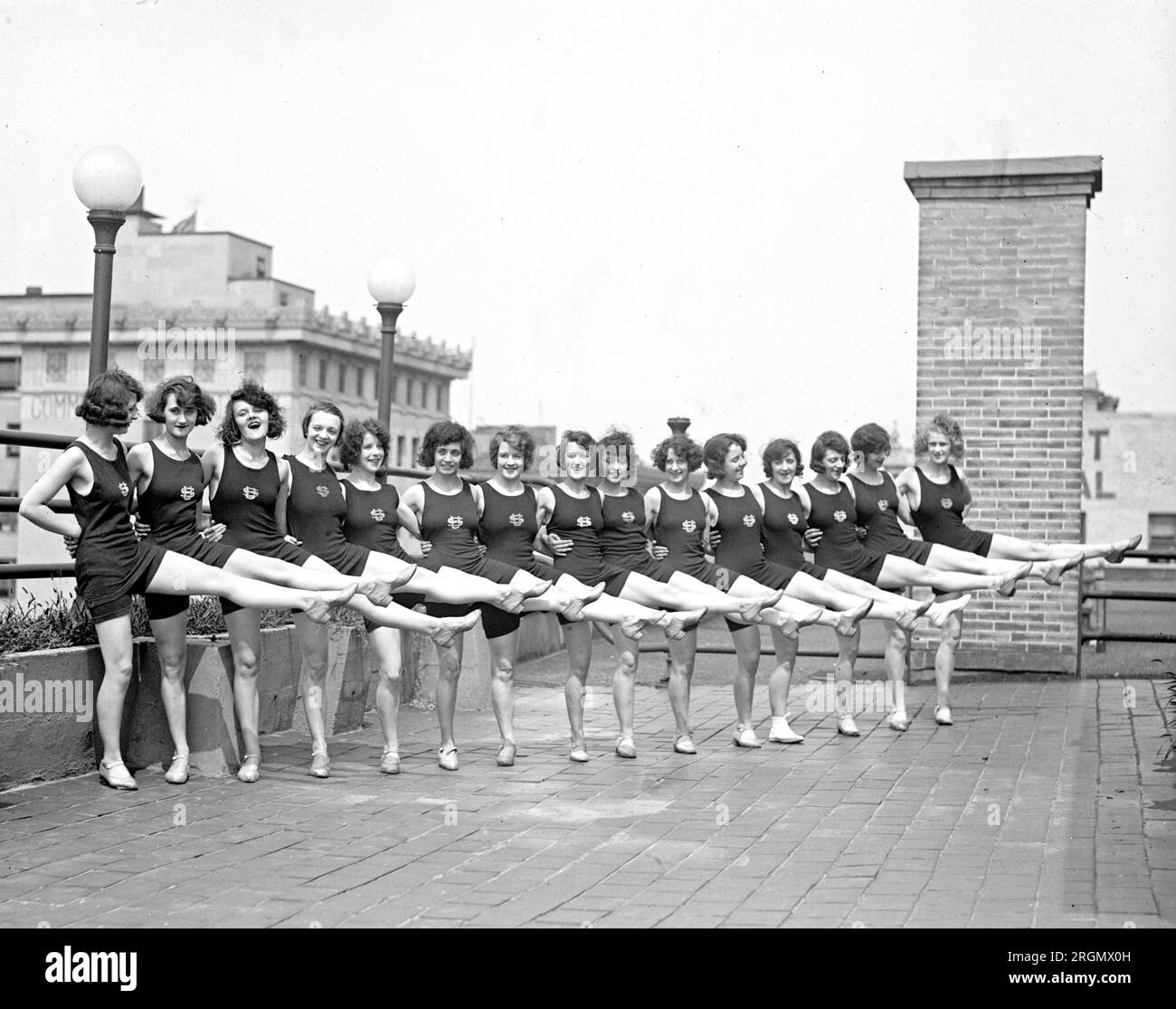 Sunshine Girls tanzen auf dem Dach eines Gebäudes ca. 1923 Stockfoto