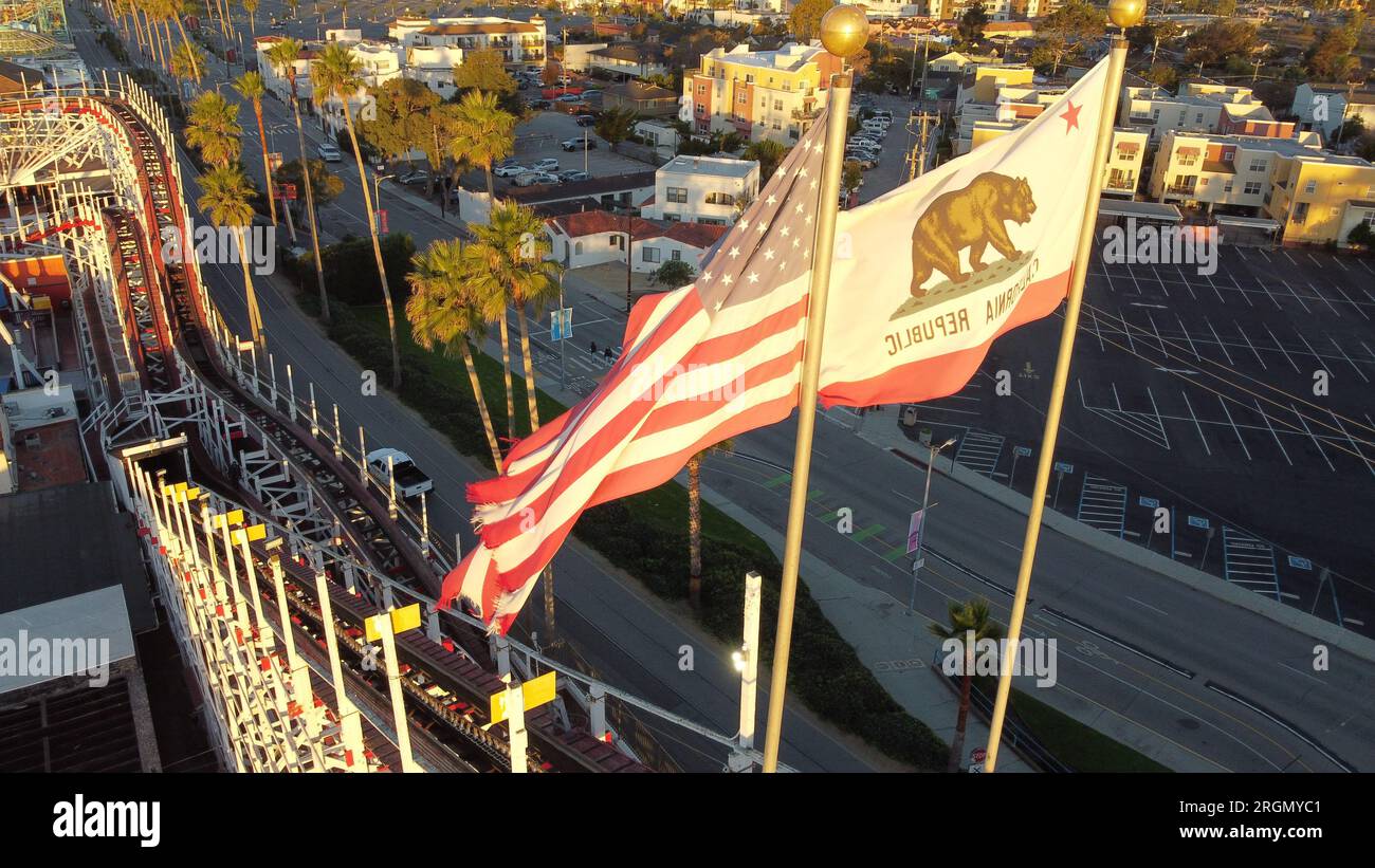 Amerikanische und kalifornische Flaggen Stockfoto