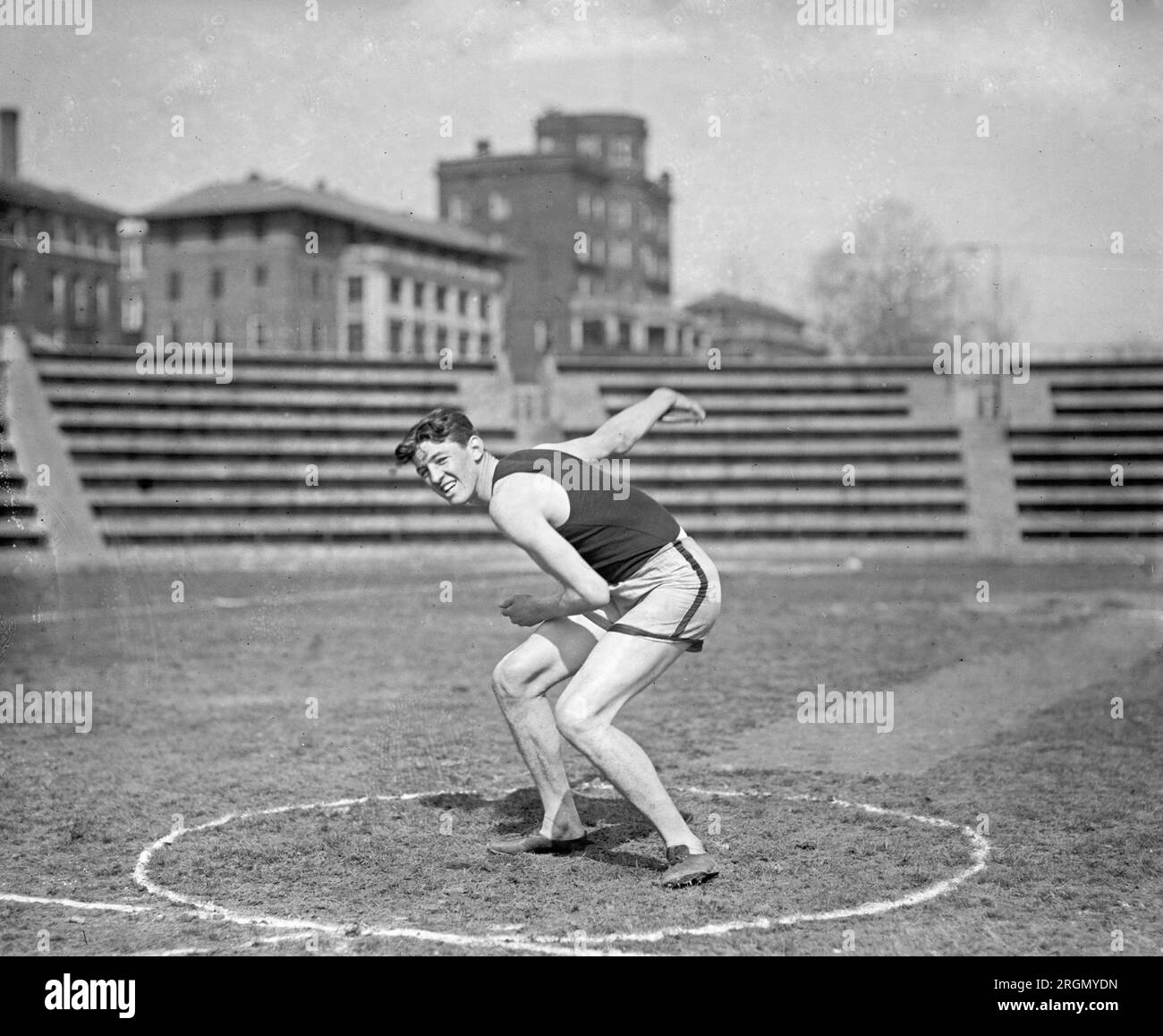 Leichtathletik-Sportler wirft einen Diskus. 1924 Stockfoto