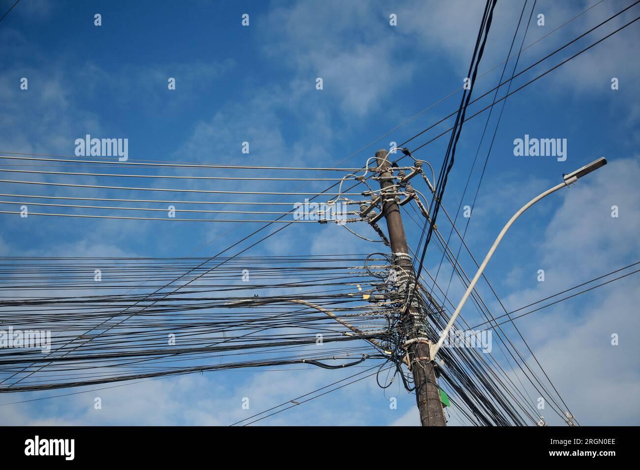 salvador, bahia, brasilien - 25. august 2022: Elektrische Netzwerkverkabelung und TV-Netzwerkkabel auf einem Pol des elektrischen Netzes in der Stadt Salvador. Stockfoto