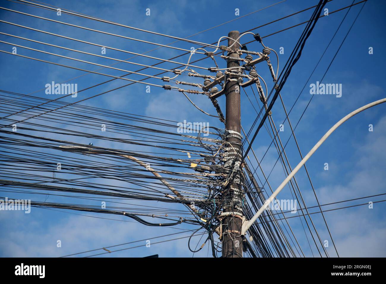 salvador, bahia, brasilien - 25. august 2022: Elektrische Netzwerkverkabelung und TV-Netzwerkkabel auf einem Pol des elektrischen Netzes in der Stadt Salvador. Stockfoto