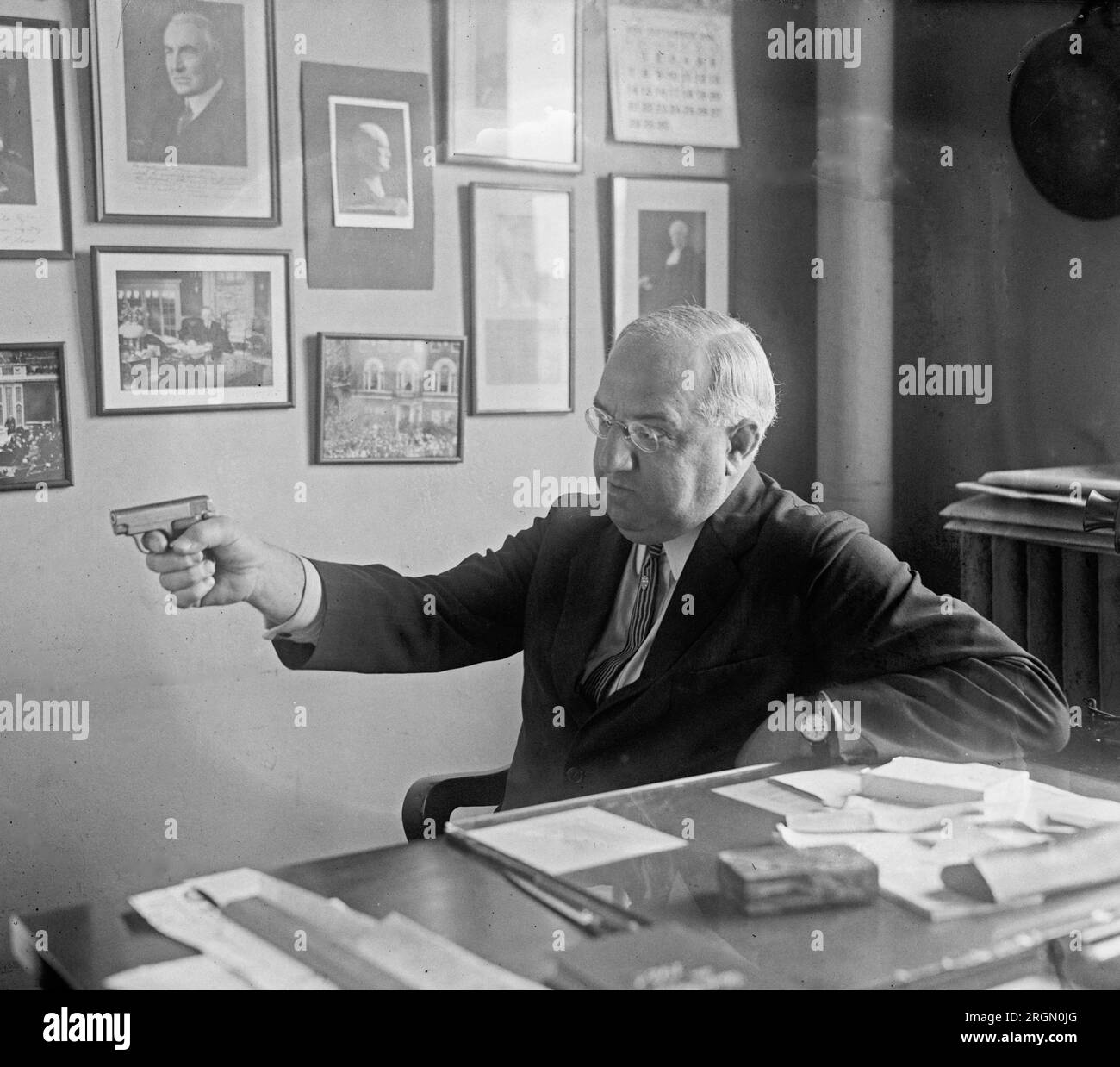 Frederic William Wile in einem Büro, mit einer Pistole. 1924 Stockfoto