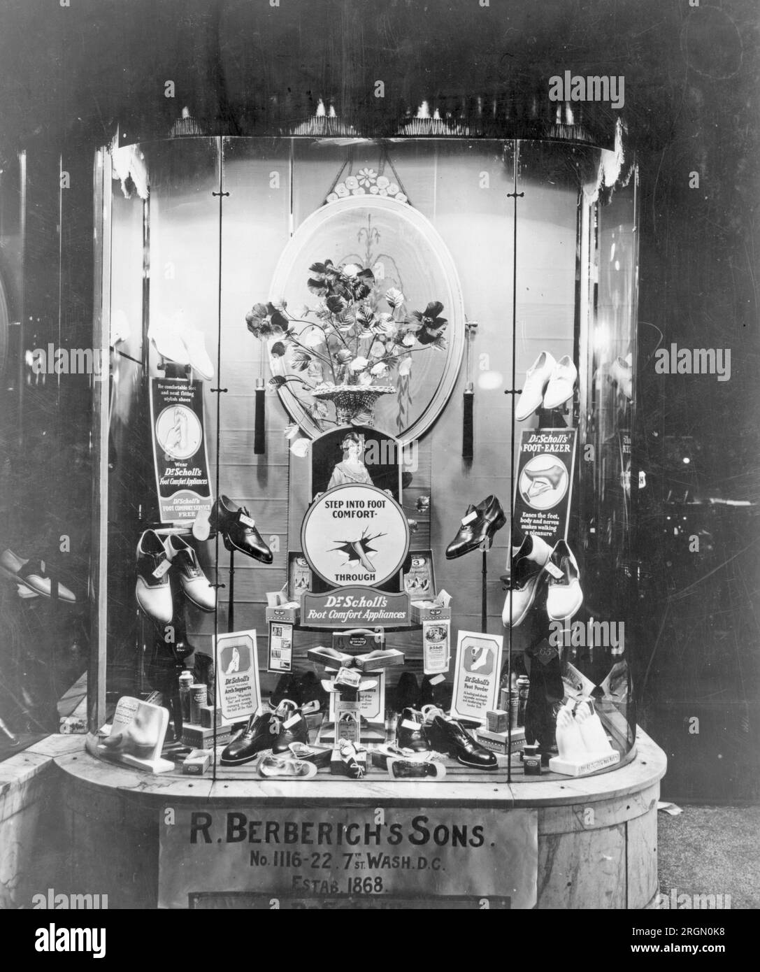 Ausstellung von Dr. Scholls Schuhen und „Fußkomfort-Geräten“ im Fenster von R. Berberichs Söhnen, einem Laden in Washington, D.C. Ca. 1925 Stockfoto