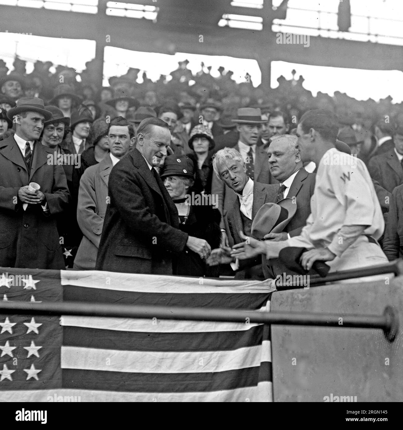 Präsident Calvin Coolidge schüttelt den Managern John McGraw und Bucky Harris vor einem World Series-Spiel 10/9/24 die Hand Stockfoto