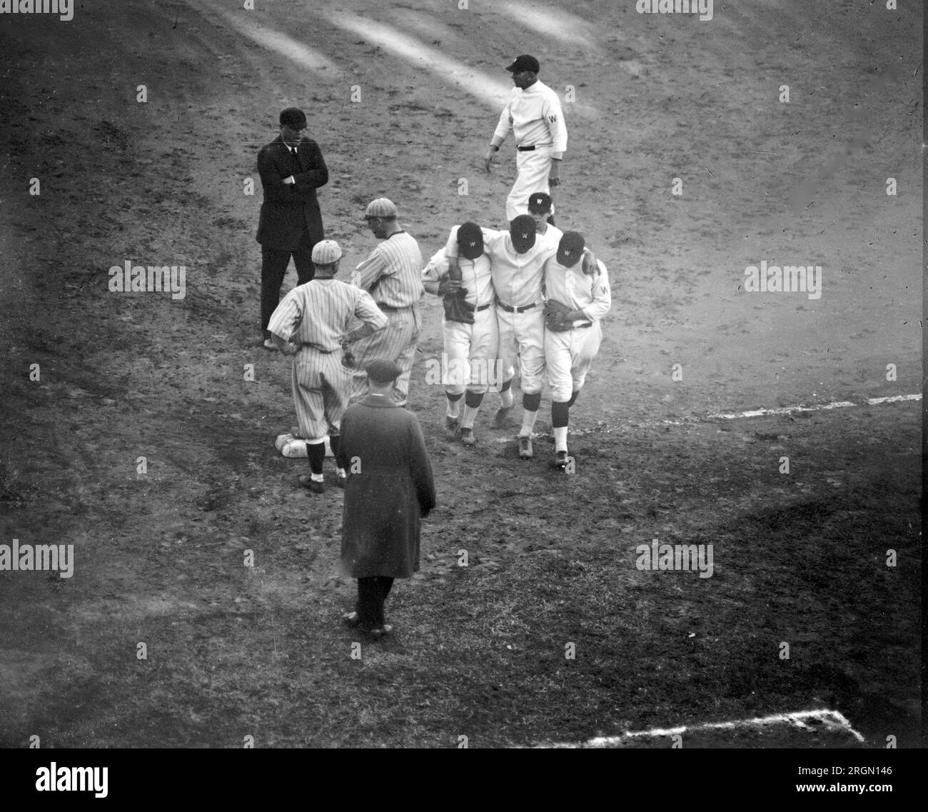 1924 World Series: Peckinpaugh wird vom Feld getragen, 9. Inning, 10/9/24 Stockfoto