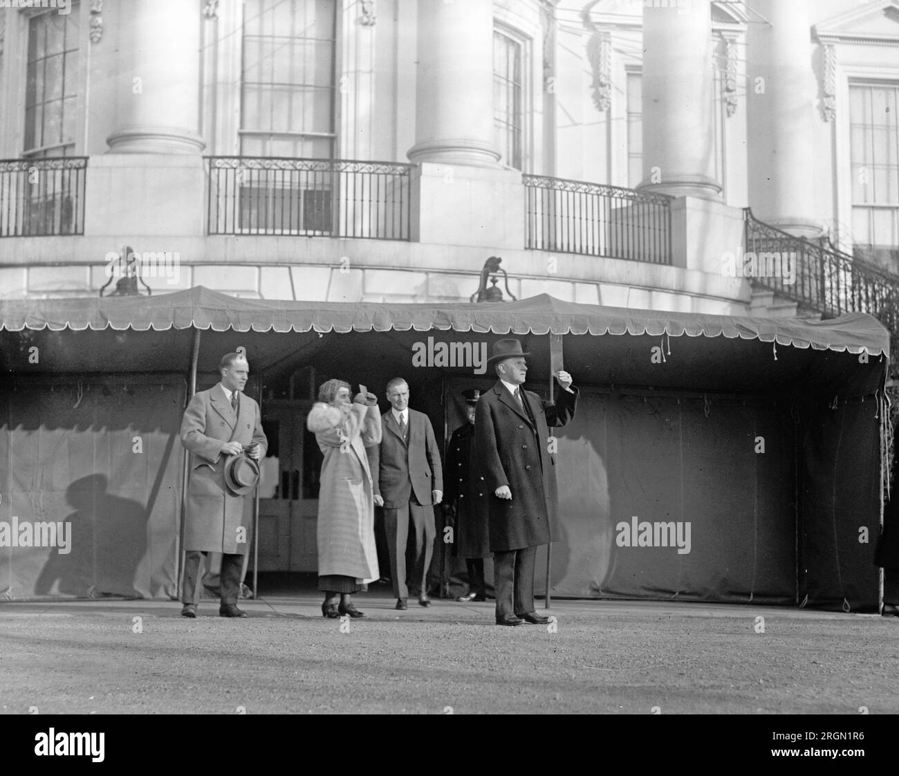 Präsident Calvin Coolidge und Mrs. Coolidge sehen die Sonnenfinsternis ca. 1925 Stockfoto