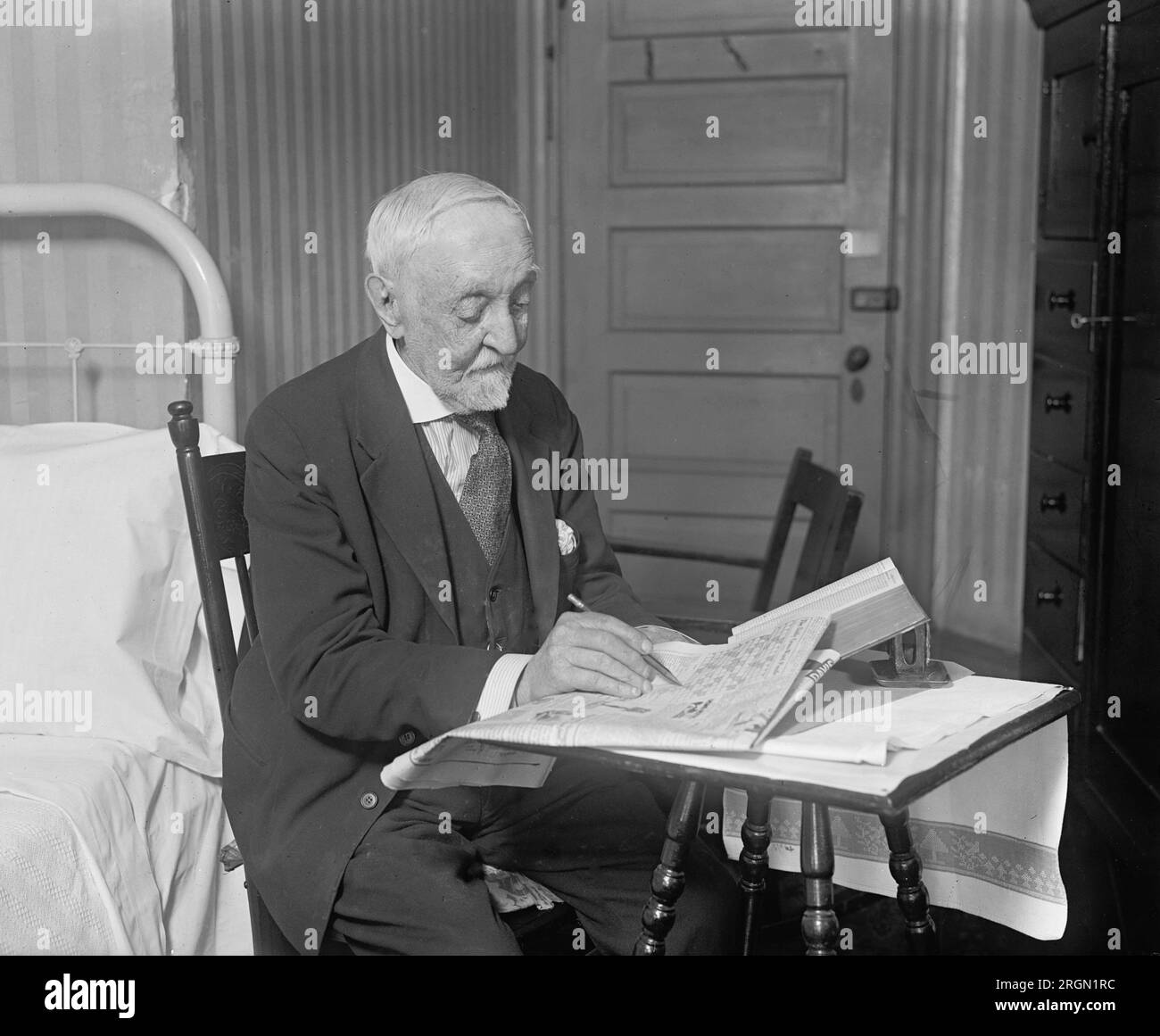Ambrose Hines, 100 Jahre alt mit Kreuzworträtsel ca. 1925 Stockfoto
