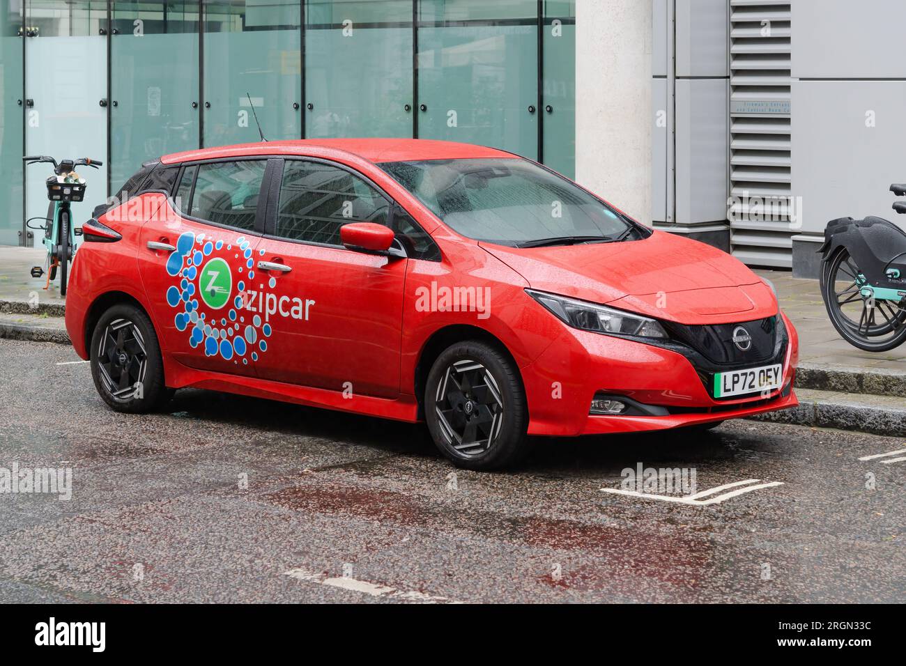 London, Großbritannien - 30. Juli 2023; Roter Reißverschluss mit Markenlogo auf der Wet City of London Street Stockfoto