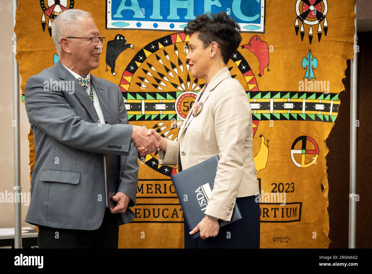 Bericht: USDA und AIHEC Unterzeichnung einer Vereinbarung - US-Stellvertretender Landwirtschaftsminister Dr. Jewel Bronaugh und Dr. David Yarlott, Vorsitzender des Board of American Indian Higher Education Consortium und Präsident des Little Big Horn College, Montana beglückwünscht sich gegenseitig nach der Unterzeichnung der feierlichen Vereinbarung zwischen USDA und AIHEC am 10. Februar 2023. Stockfoto