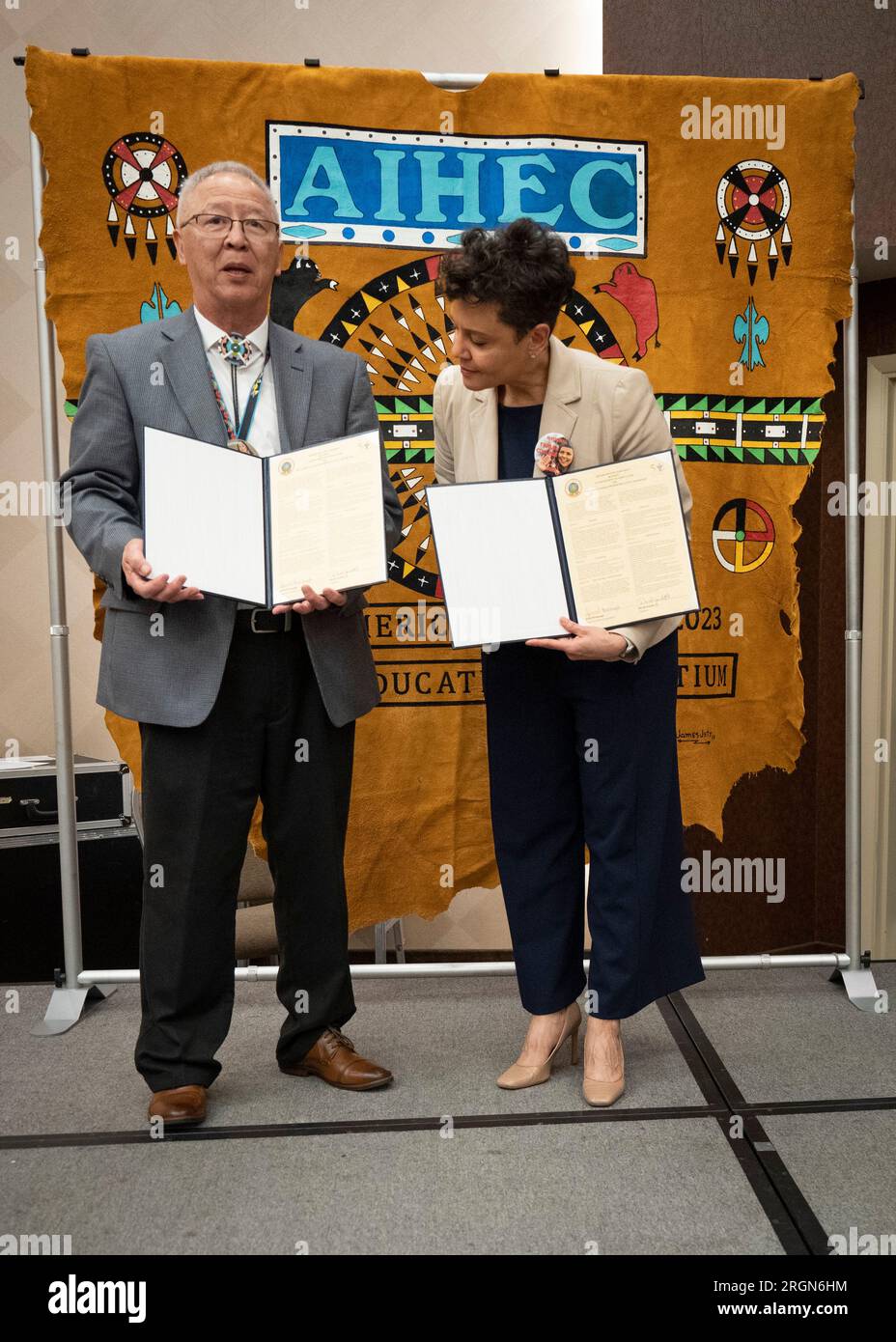 Bericht: USDA und AIHEC Unterzeichnung einer Vereinbarung - US-Stellvertretender Landwirtschaftsminister Dr. Jewel Bronaugh und Dr. David Yarlott, Vorsitzender des Board of American Indian Higher Education Consortium und Präsident des Little Big Horn College, Montana beglückwünscht sich gegenseitig nach der Unterzeichnung der feierlichen Vereinbarung zwischen USDA und AIHEC am 10. Februar 2023. Stockfoto