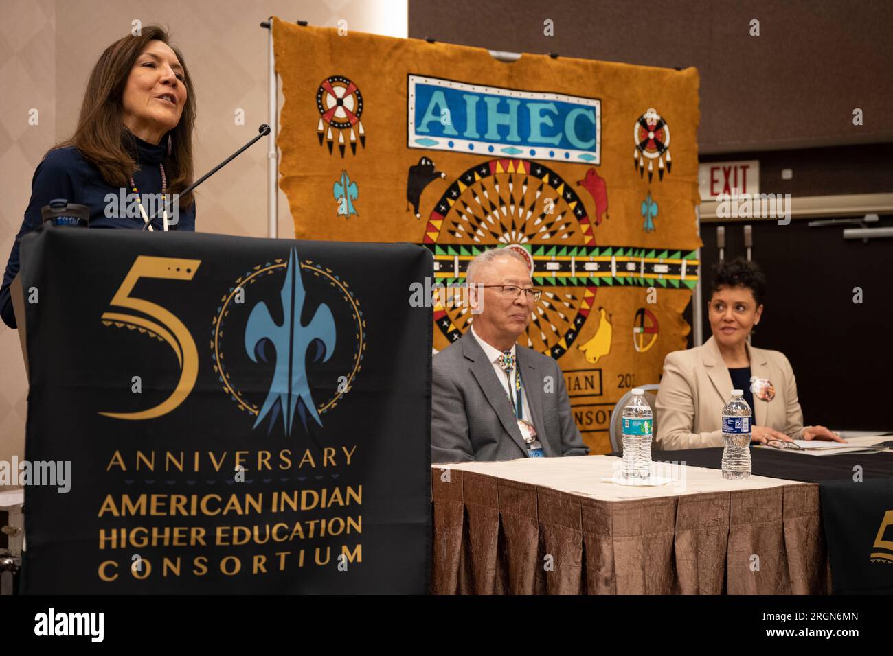 Bericht: USDA und AIHEC Unterzeichnung einer Vereinbarung – Billie Carrie, Präsidentin und Chief Executive Officer des American Indian Higher Education Consortium, begrüßt den stellvertretenden Landwirtschaftsminister der USA Dr. Jewel Bronaugh und Dr. David Yarlott, Vorstandsvorsitzender der AIHEC und Präsident des Little Big Horn College. Montana zur feierlichen Unterzeichnung der Vereinbarung zwischen USDA und AIHEC am 10. Februar 2023. Stockfoto