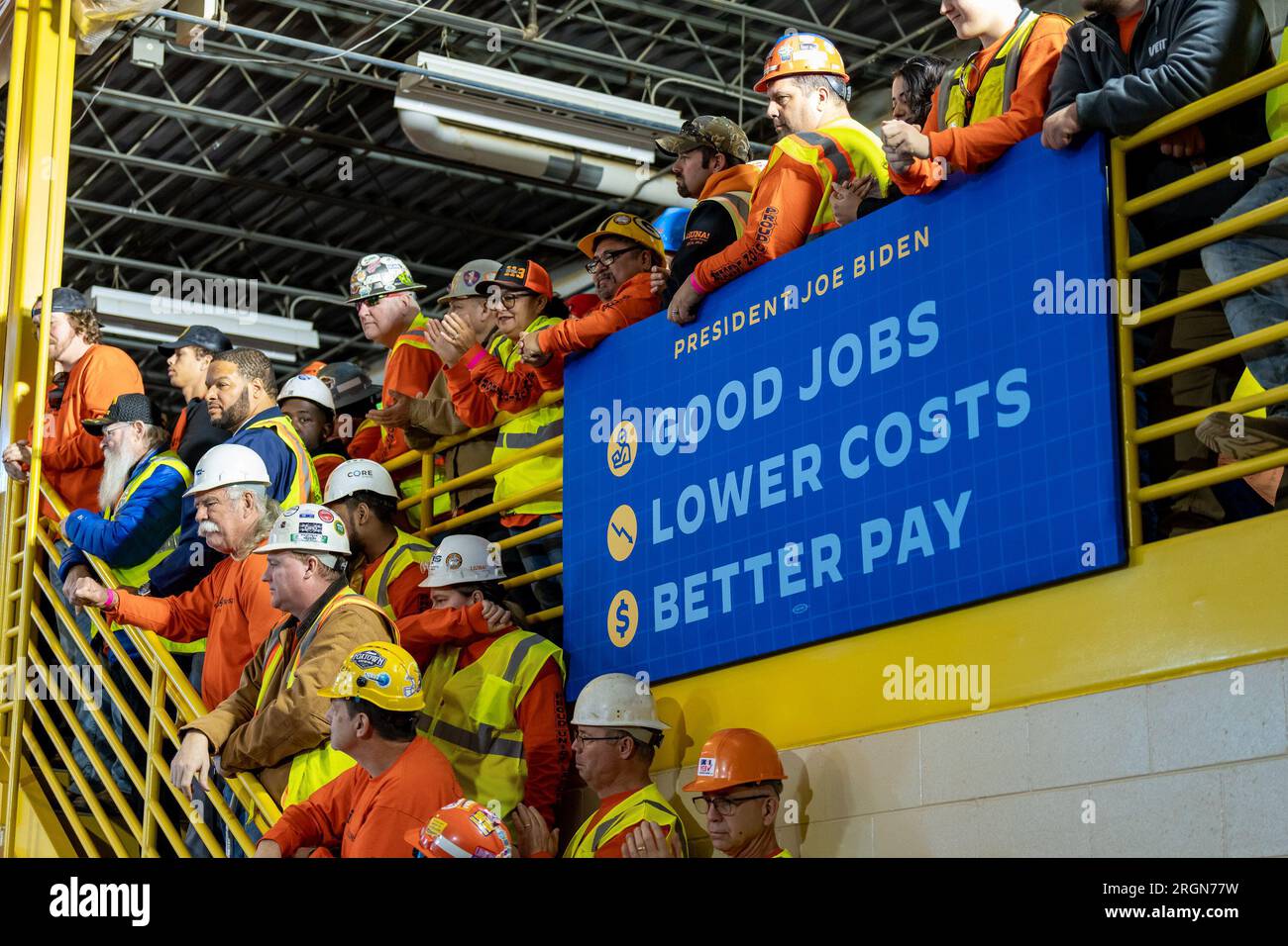 Bericht: Präsident Joe Biden besucht LiUNA Training Center (2023) – Präsident Joe Biden gibt am Mittwoch, den 8. Februar 2023, eine Stellungnahme zur Wirtschaft im LiUNA Training Center in DeForest, Wisconsin. Stockfoto