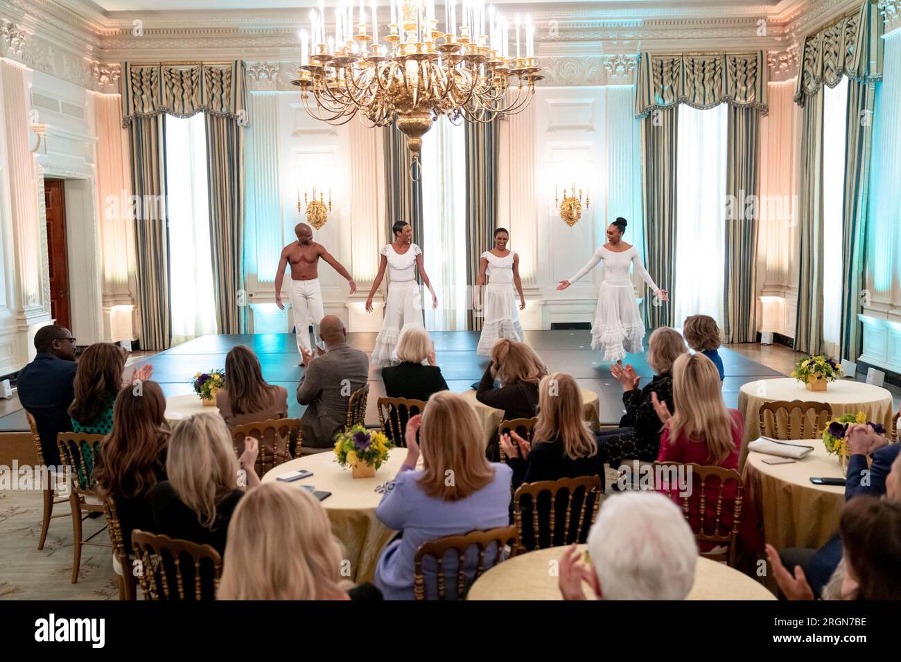 Reportage: Alvin Ailey Dance Theater at the White House (2023) - das Alvin Ailey Dance Theater tritt am Freitag, den 10. Februar 2023, im State Dining Room des Weißen Hauses auf. Stockfoto