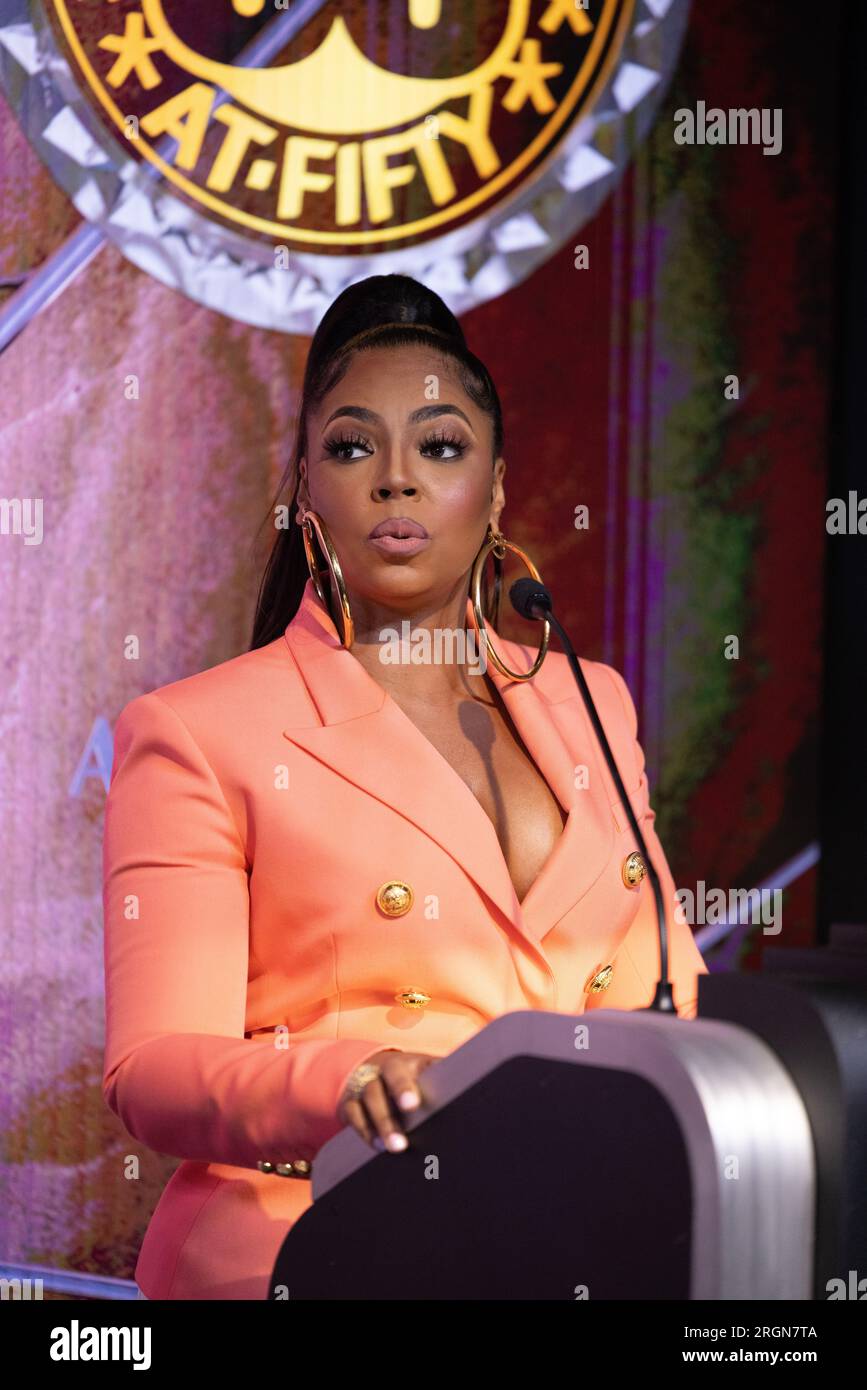 Ashanti beleuchtet das Empire State Building während einer Aufnahme des 50. Jahrestags von Hip-Hop im Empire State Building am 10. August 2023 in New York City. (Foto: Vanessa Carvalho) Kredit: Brazil Photo Press/Alamy Live News Stockfoto