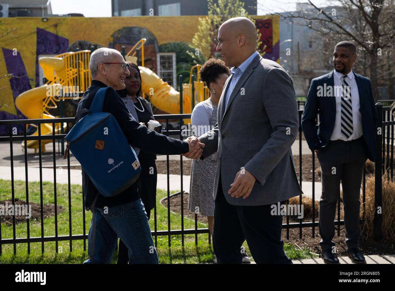 Bericht: USDA-Besuch in Newark, New Jersey zur Bekanntgabe des Preises für Baumpflanzung (2023. April) – US-Senatorin Cory Booker schüttelt mit John Podesta, Senior Advisor for Clean Energy Innovation and Implementation, am 12. April 2023 in Newark, New Jersey, Hand. Stockfoto