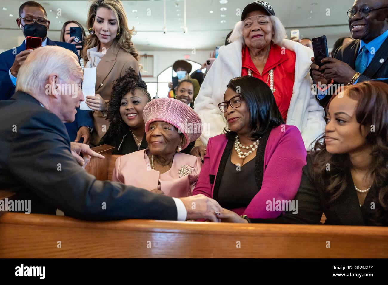 Bericht: Besuch von Präsident Biden in der Ebenezer Baptist Church am Sonntag, den 15. Januar 2023, in Atlanta anlässlich des Geburtstages von Martin Luther King Jr. - Präsident Joe Biden begrüßt Gemeindemitglieder bei einem Gottesdienst zu Ehren des Geburtstages von Martin Luther King Jr. Stockfoto