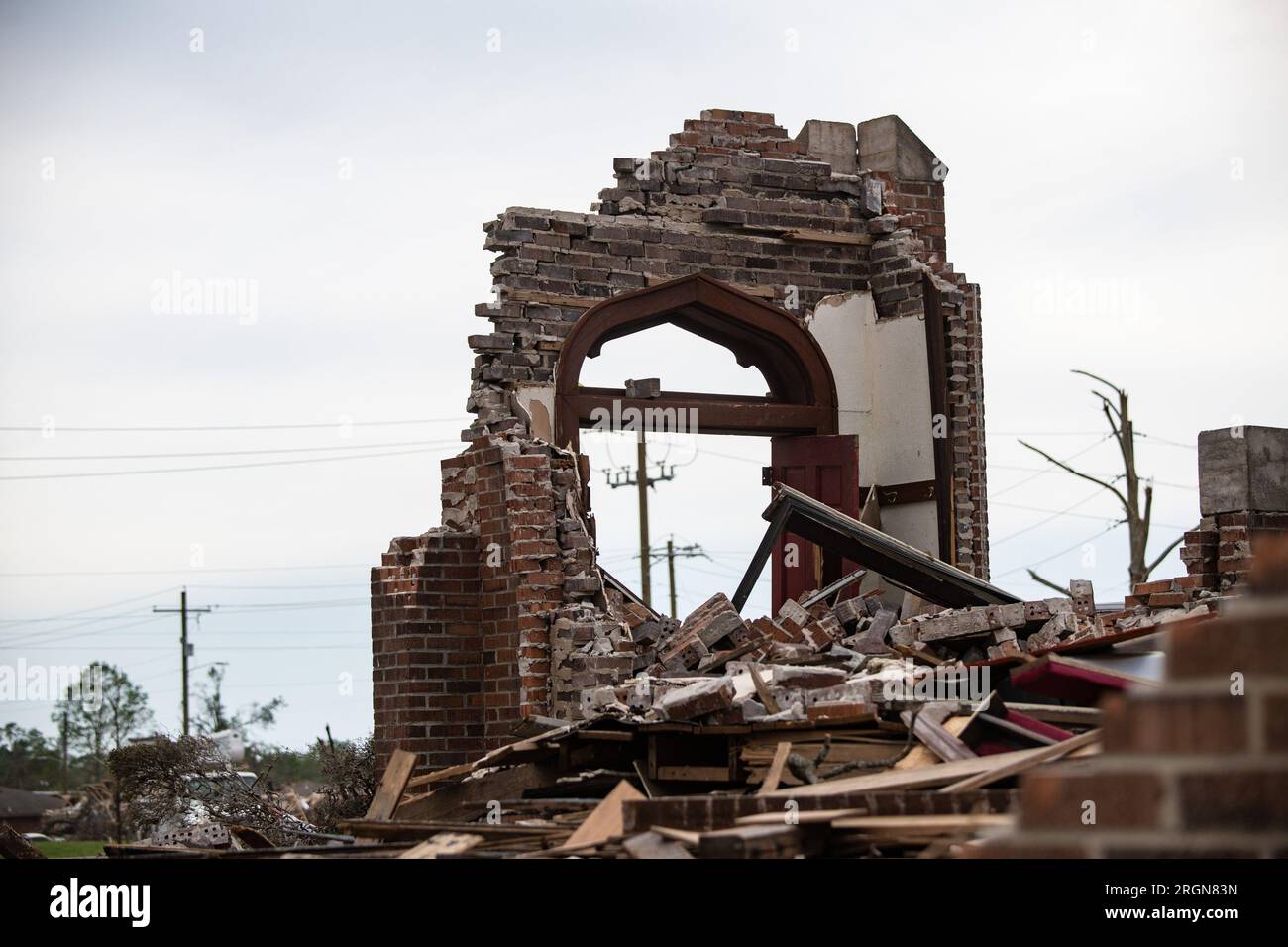 Bericht: USDA-Besuch zur Besichtigung von EF4 Tornado-Katastrophengebiet in Rolling Fork, MS, am 12. April 2023 - der Schutt einer zerstörten Kirche wartet auf den endgültigen Abriss nach dem Tornado Stockfoto
