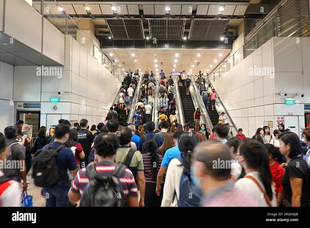 Singapur - 2. August 2023 - überfüllter abendlicher Pendlerverkehr zu Stoßzeiten am Serangoon MRT-Interchange-Bahnhof am Ende des Arbeitstages Stockfoto