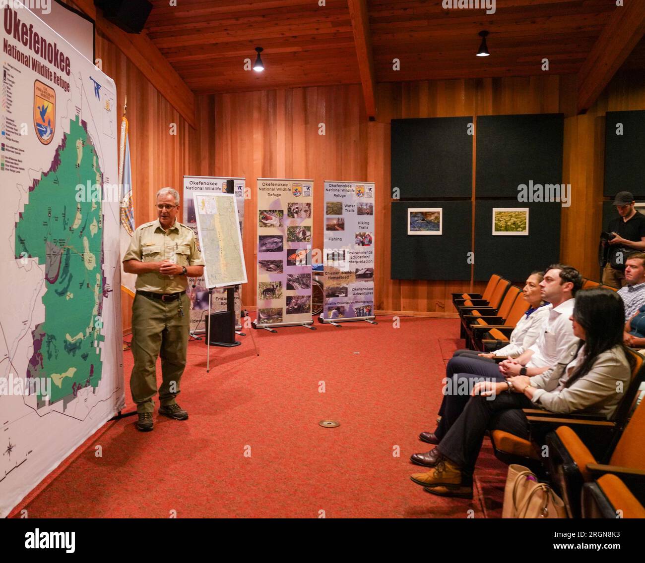 Innenministerin Deb Haaland besucht das Okefenokee National Wildlife Refuge (September 2022). Ein Park Ranger aus dem Okefenokee National Wildlife Refuge spricht mit Besuchern und einer Gruppe aus dem Innenministerium der USA. Stockfoto