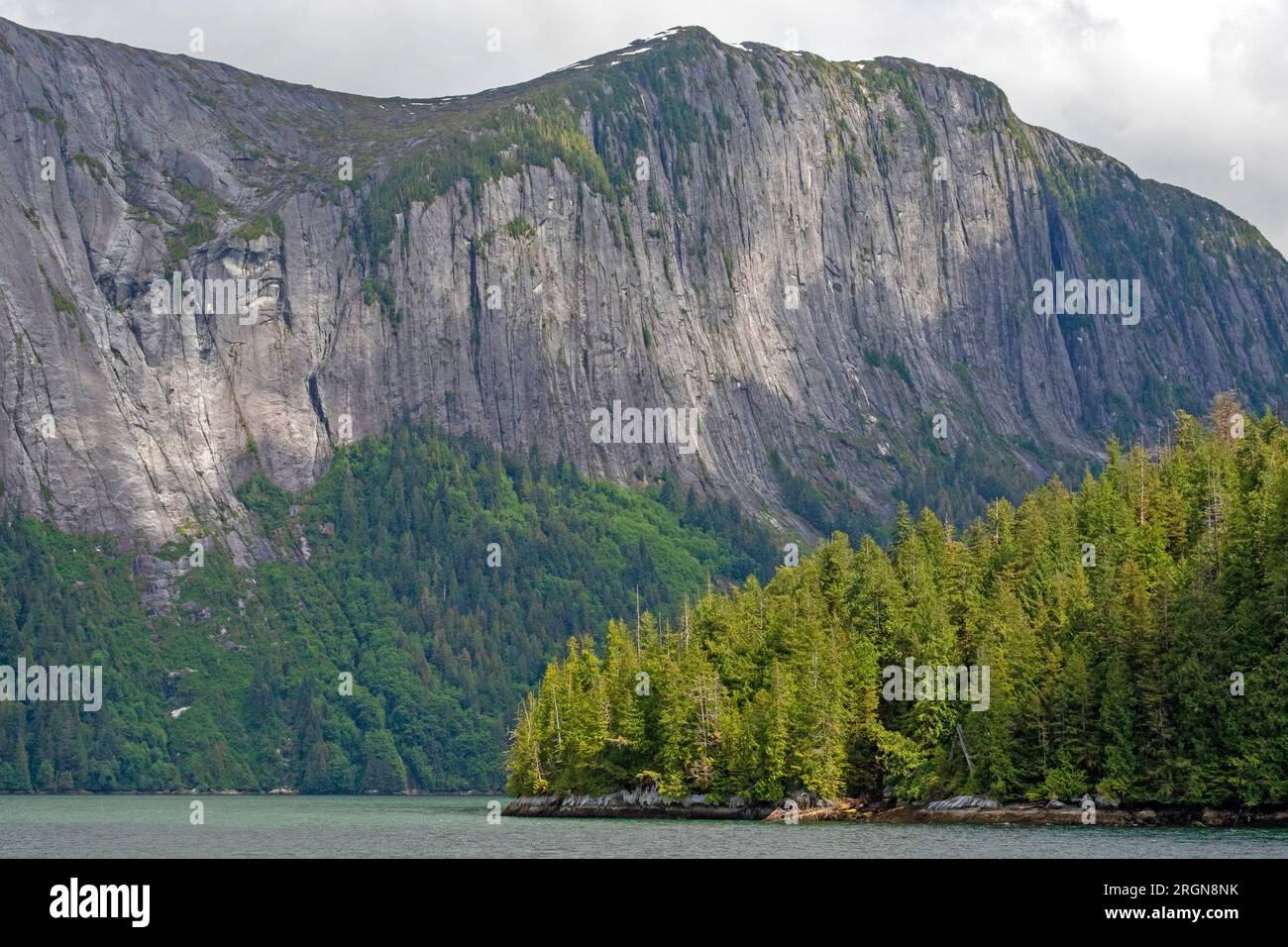Klippen in Rudyerd Bay, Misty Fjords National Monument Stockfoto