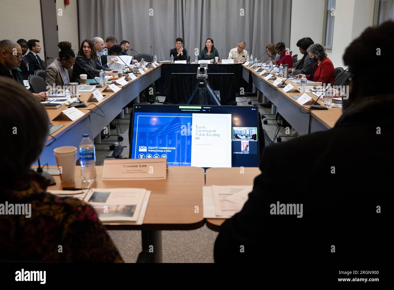 Reportage: Cecilia Hernandez (grünes Hemd), designierter Bundesbeamter, beruft am 31. Januar 2023 eine öffentliche Versammlung der USDA Equity Commission ein, um im Yates-Gebäude zu bestellen. Stockfoto