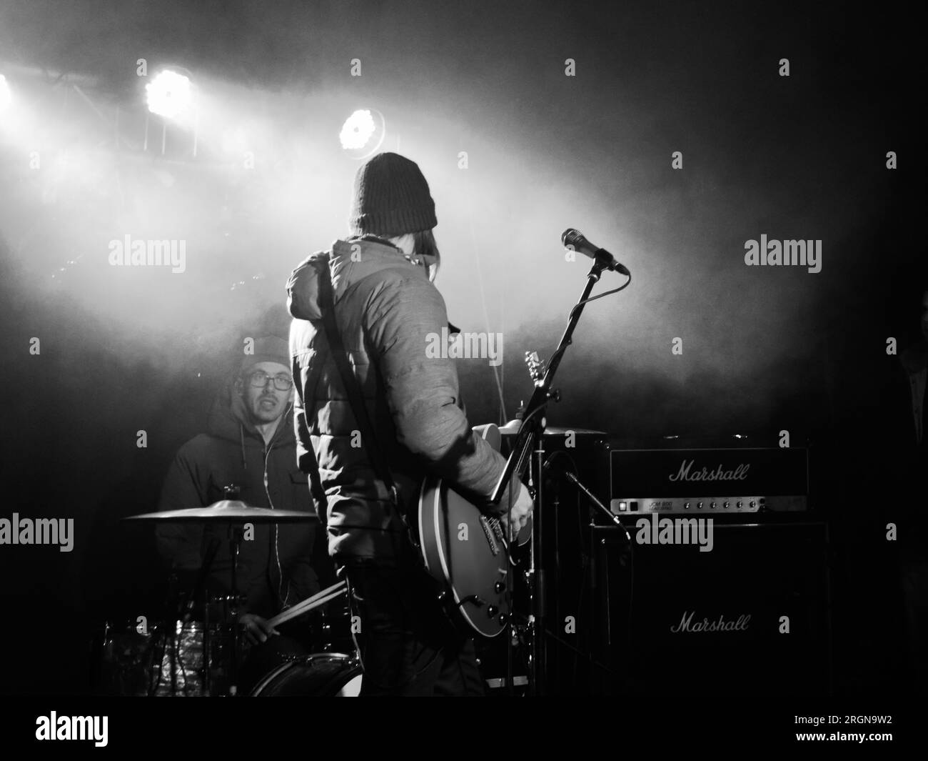 Mosonmagyaróvár, Ungarn 11.28.2014. Live-Konzert der ungarischen Intim Torna Illegál Band. Auf der Bühne, der Sänger-Gitarrist und der Schlagzeuger. Bnw Stockfoto