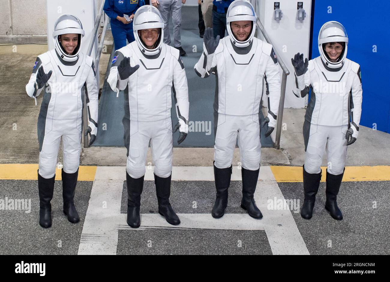 Bericht: SpaceX Crew-4 Mission (April 2022) - von links nach rechts, NASA-Astronauten Jessica Watkins, Robert Hines und Kjell Lindgren und ESA-Astronautin Samantha Cristoforetti, die SpaceX-Raumfahrer trägt, während sie sich darauf vorbereiten, das Neil A. Armstrong Operations and Checkout Building für den Startkomplex 39A während einer Generalprobe vor dem Start der Crew-4-Mission am Mittwoch, den 20. April 2022, im Kennedy Space Center der NASA in Florida zu verlassen. Stockfoto