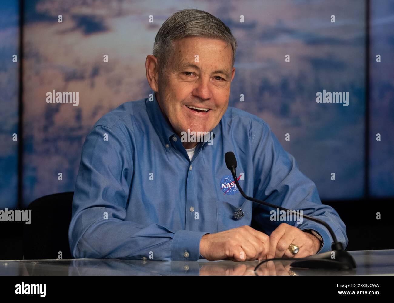 Bericht: SpaceX Crew-4 Mission (April 2022) - Bob Cabana, assoziierter Administrator der NASA, spricht vor Medienmitgliedern auf einer Pressekonferenz im Vorfeld der Crew-4-Einführung am Dienstag, den 26. April 2022, im Kennedy Space Center der NASA in Florida. Stockfoto