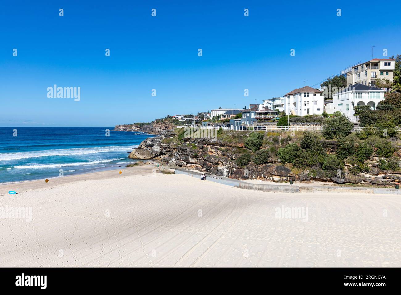 Tamarama Beach in den östlichen Vororten von Sydney, verlassener Strand am Wintertag mit blauem Himmel, Sydney, New South Wales, Australien Stockfoto