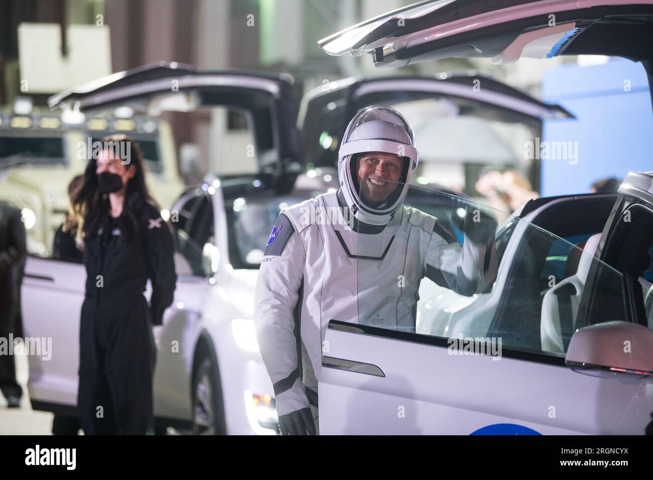 Der NASA-Astronaut Robert Hines winkt Familie und Freunden zu, während er und seine Crew-Freunde die NASA-Astronauten Kjell Lindgren, Jessica Watkins, Und die ESA-Astronautin Samantha Cristoforetti, die SpaceX-Raumanzüge trägt, verlässt das Neil A. Armstrong Operations and Checkout Building für den Launch Complex 39A, um am Dienstag, den 26. April 2022, im Kennedy Space Center der NASA, die Raumsonde SpaceX Crew Dragon zum Start der Mission Crew-4 zu besteigen. Die NASA-Mission SpaceX Crew-4 ist die vierte Crew-Rotationsmission der Raumsonde SpaceX Crew Dragon und der Falcon 9-Rakete zur Internationalen Weltraumstation Stat Stockfoto