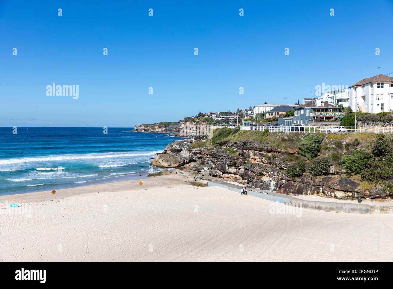 Tamarama Beach in den östlichen Vororten von Sydney, verlassener Strand am Wintertag mit blauem Himmel, Sydney, New South Wales, Australien Stockfoto