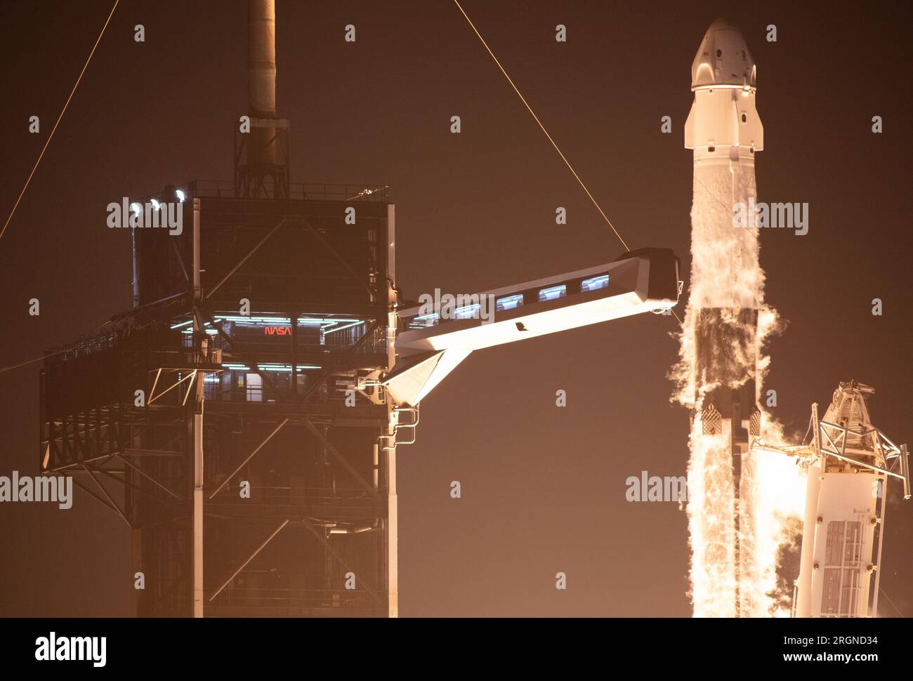 Reportage: SpaceX Crew-4 Mission (April 2022) – Eine SpaceX Falcon 9 Rakete, die das Crew Dragon-Raumschiff des Unternehmens transportiert, wird auf der Mission der NASA SpaceX Crew-4 zur Internationalen Raumstation am Mittwoch, den 27. April 2022, im Kennedy Space Center der NASA in Florida gestartet. Stockfoto