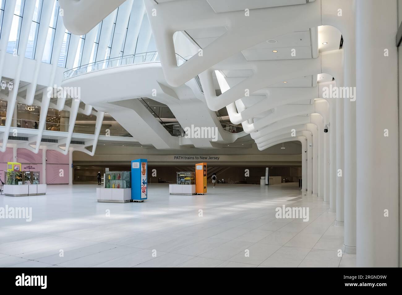 Architektonisches Detail des World Trade Center-Bahnhofs, einer Endstation am PFADSYSTEM, innerhalb des World Trade Center-Komplexes in New York Stockfoto