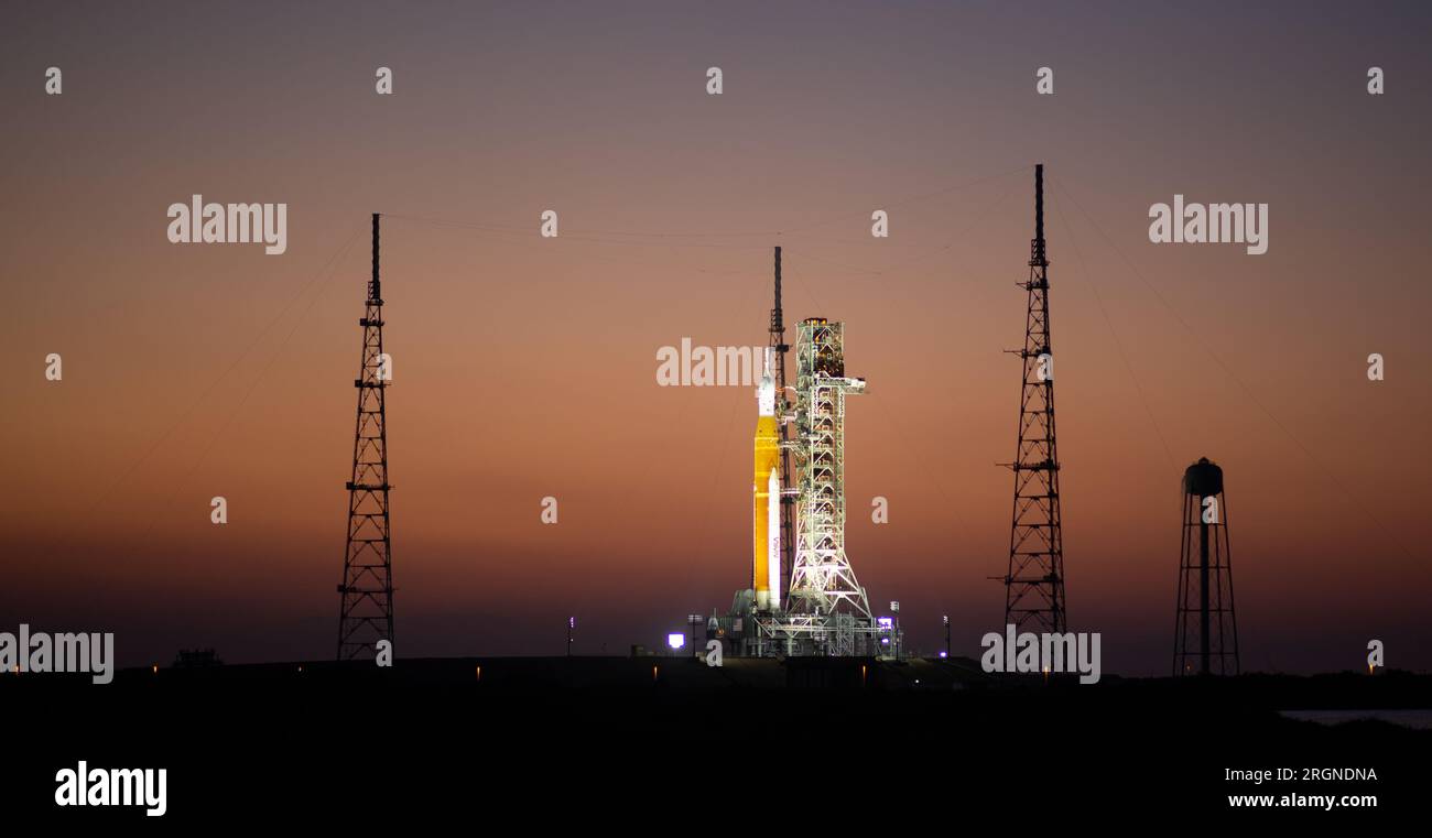 Reportage: Artemis I Wet Dress Prohearsal (April 2022) – die NASA-Rakete Space Launch System (SLS) mit dem Orion-Raumschiff an Bord wird auf einem mobilen Starter am Startkomplex 39B am Montag, dem 4. April 2022, gesehen. während das Artemis I-Startteam die Nasskleiderprobeprobe im Kennedy Space Center der NASA in Florida durchführt. Stockfoto