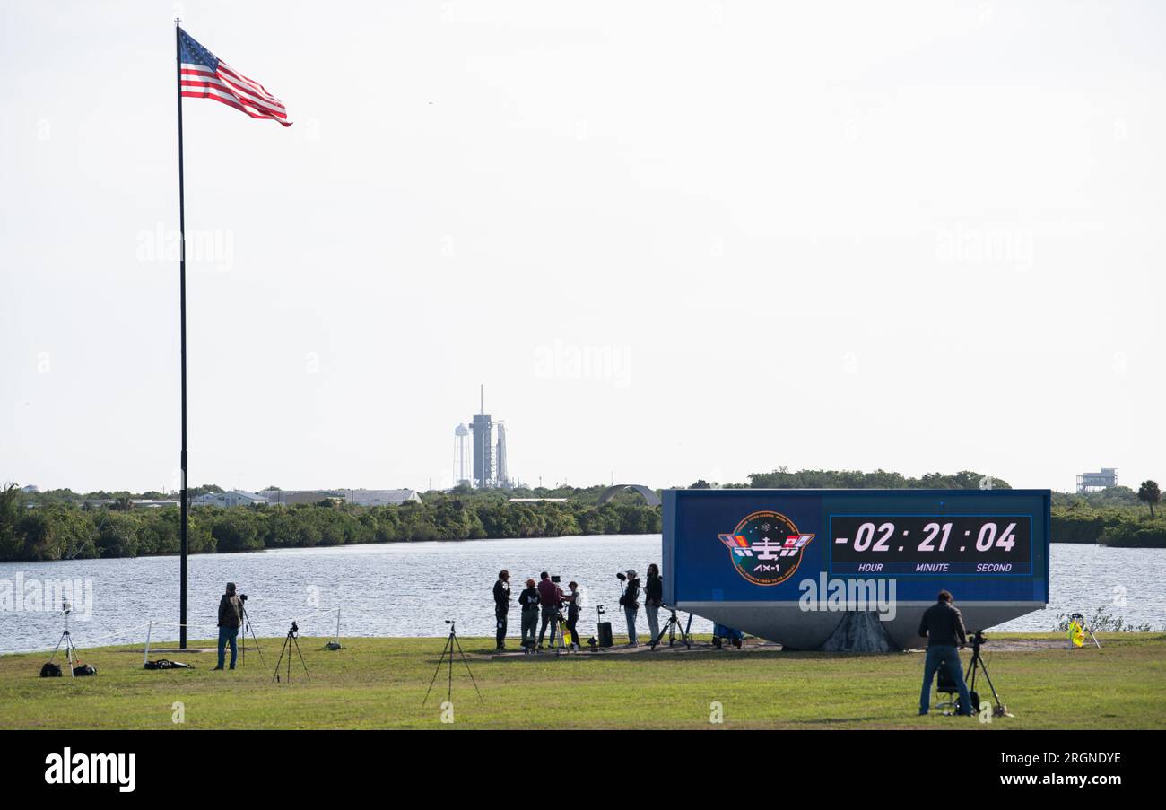 Bericht: Axiom Mission 1 (April 2022) - Eine SpaceX-Falcon-9-Rakete mit dem Crew-Dragon-Raumschiff der Firma an Bord auf dem Startplatz von Launch Complex 39A zu sehen ist, während Medienmitglieder neben der Countdown-Uhr auf der Pressestation des Kennedy Space Center der NASA vor dem Start der Axiom Mission 1 (AX-1) zu sehen sind; Freitag, 8. April 2022, in Florida. Stockfoto