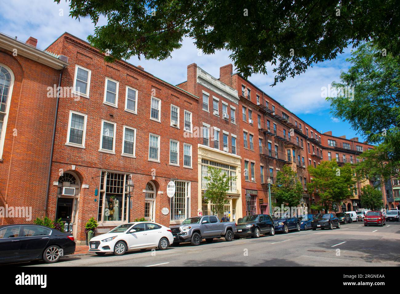 Historische Geschäftsgebäude an der Charles Street zwischen der Mt Vernon Street und der Pinckney Street im Beacon Hill District, Boston, Massachusetts, USA Stockfoto