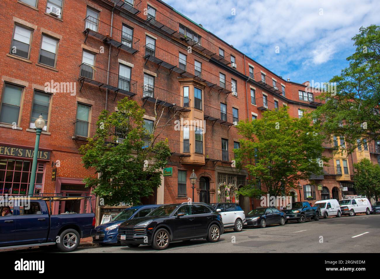 Historische Geschäftsgebäude an der Charles Street zwischen der Mt Vernon Street und der Pinckney Street im Beacon Hill District, Boston, Massachusetts, USA Stockfoto