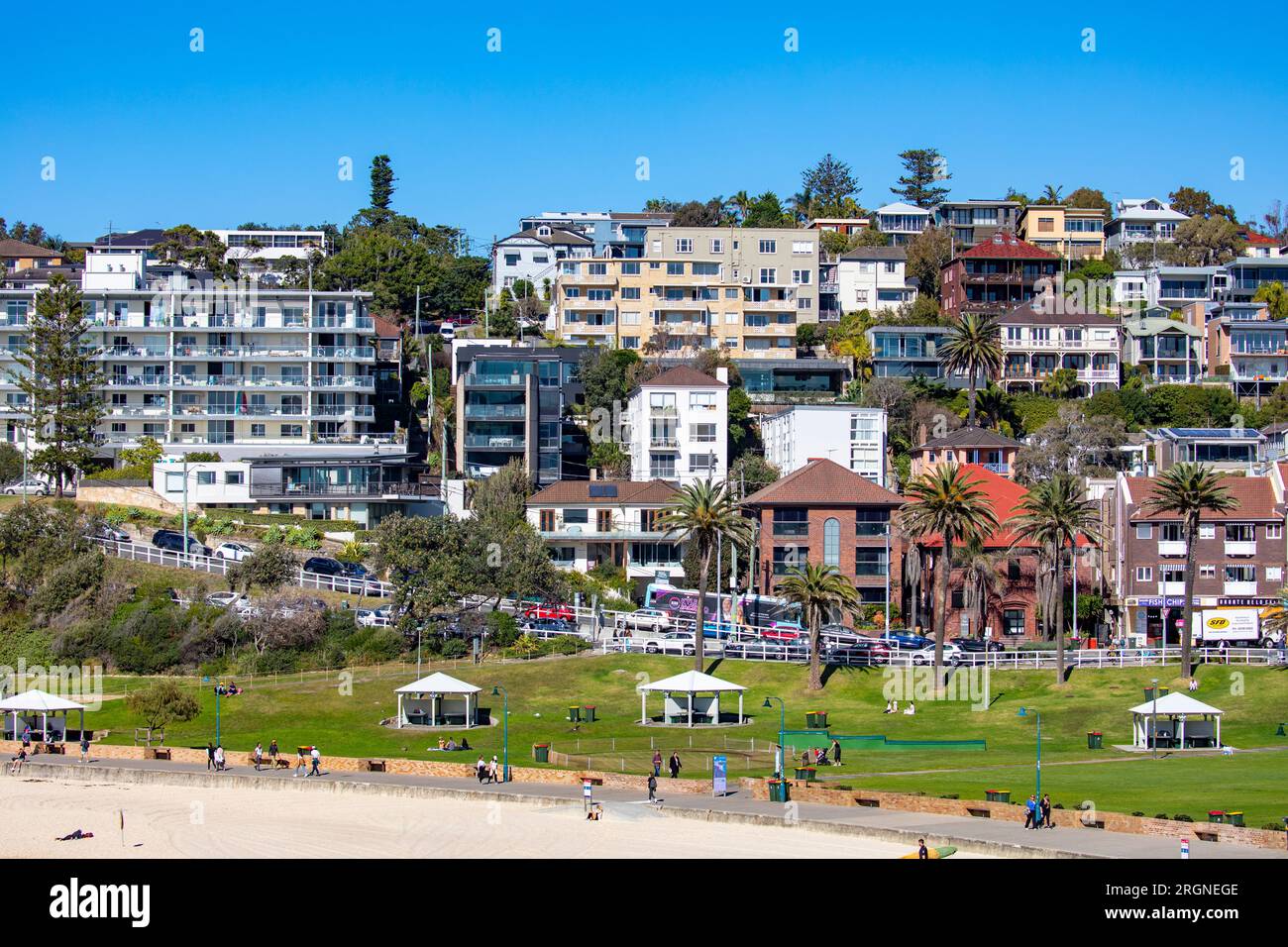 Bronte Vorort von Sydney in östlichen Vororten, Wohnwohnungen und Häuser am Strand neben Bronte Park und Bronte Beach, NSW, Australien, 2023 Stockfoto