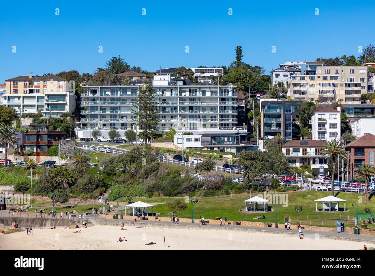 Bronte Vorort von Sydney in östlichen Vororten, Wohnwohnungen und Häuser am Strand neben Bronte Park und Bronte Beach, NSW, Australien, 2023 Stockfoto