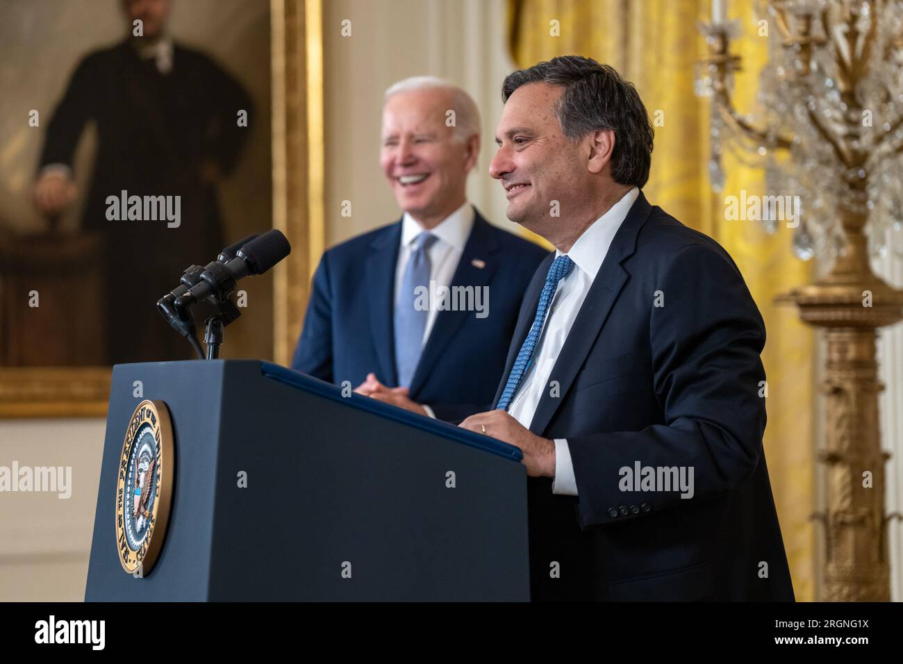 Reportage: Präsident Joe Biden veranstaltet eine offizielle Übergangsereignis für den scheidenden Stabschef Ron Klain - scheidender Stabschef Ron Klain hält Bemerkungen auf einer Veranstaltung ab, um seine Abreise zu begehen und seinen neuen Nachfolger Jeff Zients zu begrüßen, Mittwoch, den 1. Februar 2023; im Ostzimmer des Weißen Hauses. Stockfoto