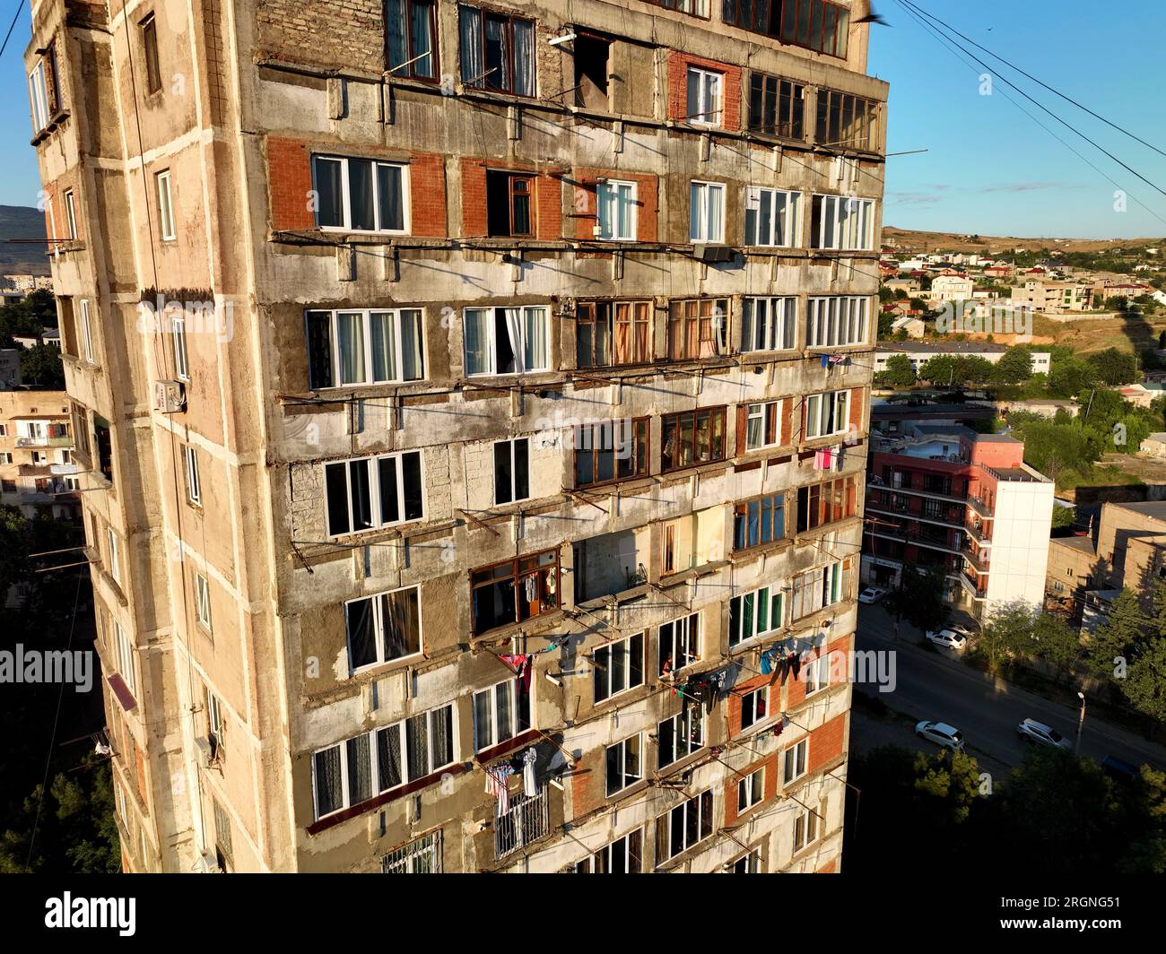 Nach dem sowjetischen Führer Nikita Chruschtschow in Tiflis, Georgien, verfallene alte Wohngebäude aus der Sowjetära namens Chruschtschew. Stockfoto
