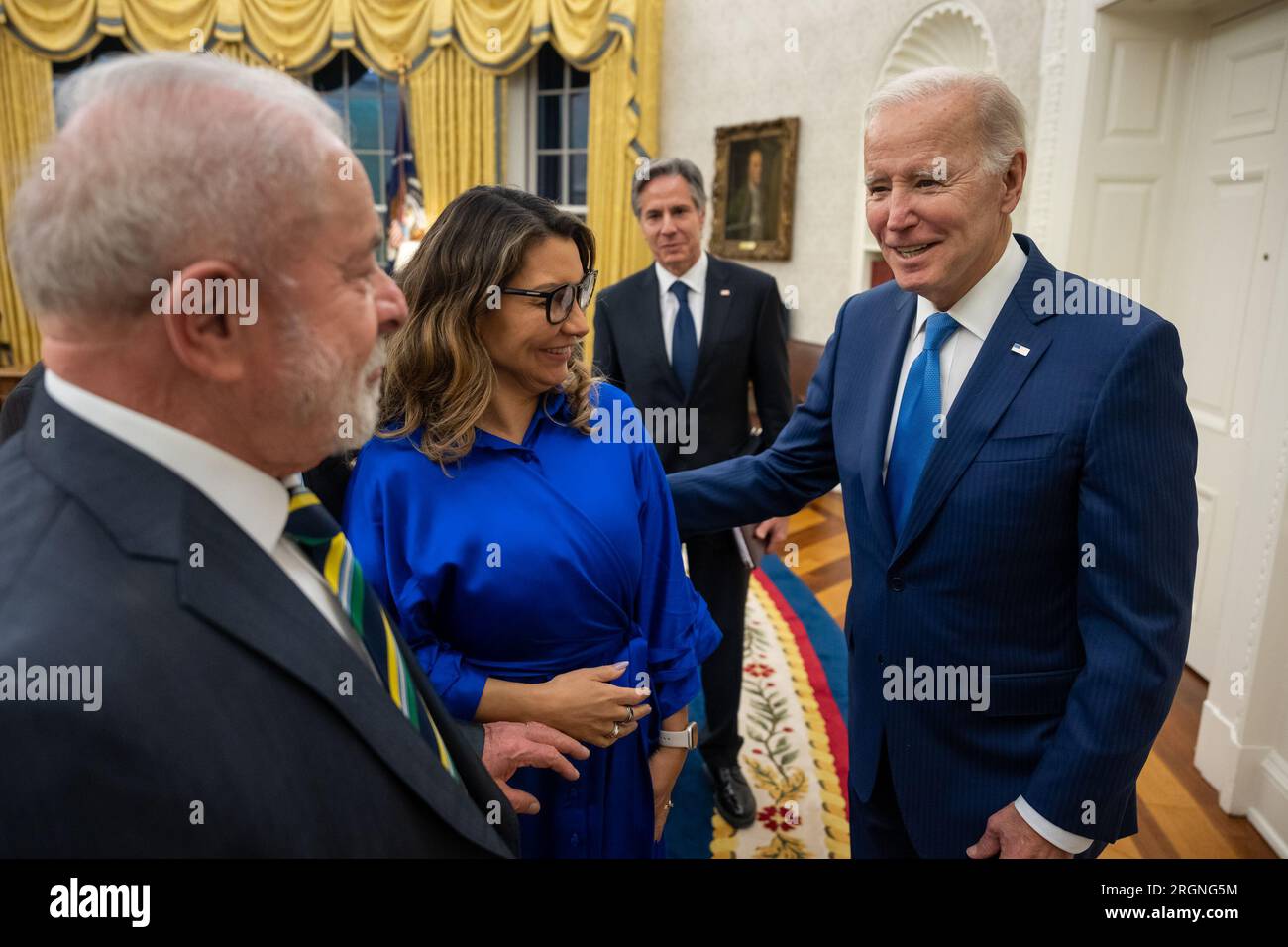 Bericht: Besuch des brasilianischen Präsidenten Luiz Inacio Lula da Silva im Weißen Haus (2023) - Präsident Joe Biden trifft den brasilianischen Präsidenten Luiz Inacio Lula da Silva und seine Frau Janja Lula de Silva am Freitag, den 10. Februar 2023 im Oval Office. Stockfoto